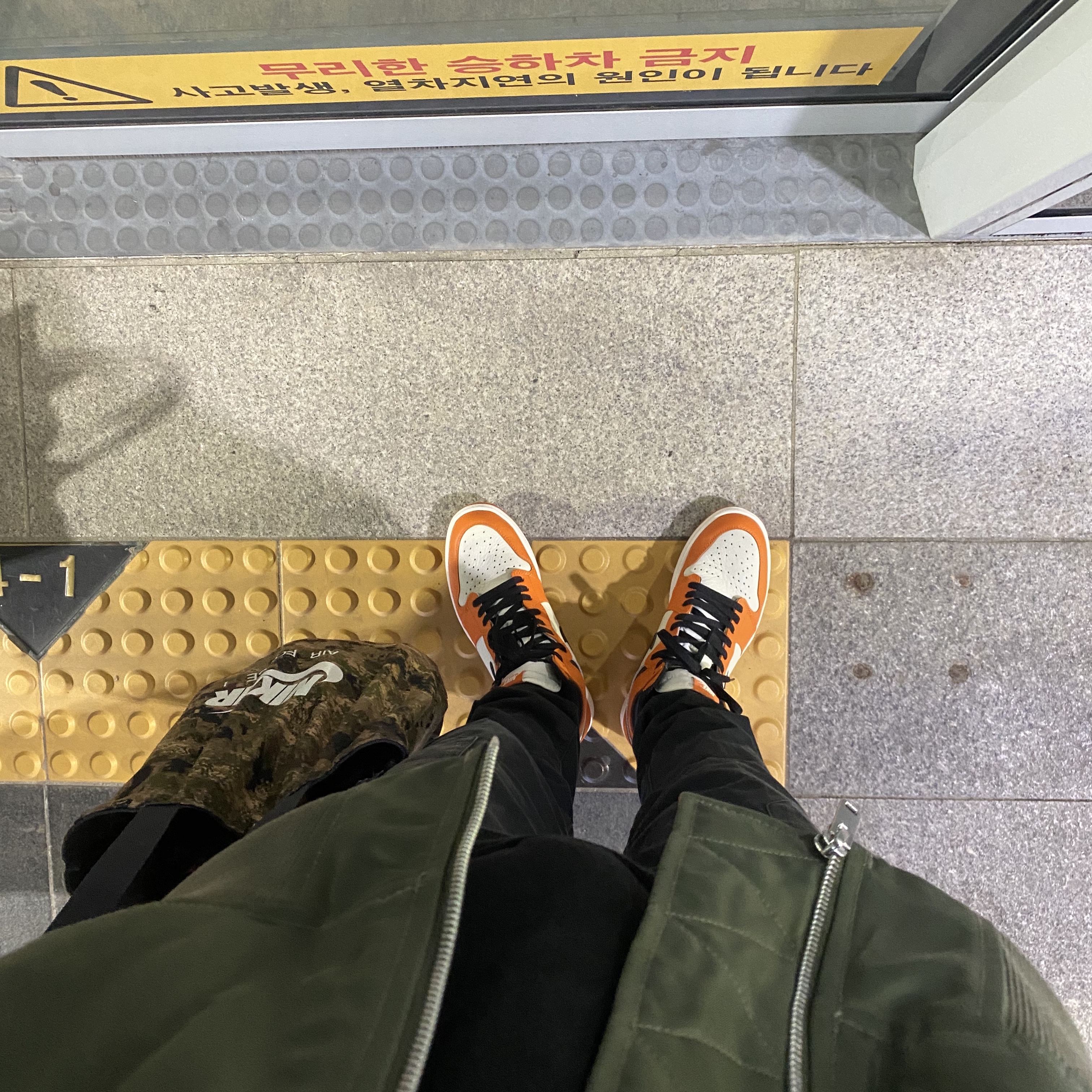 Jordan 1 Retro High OG Reverse Shattered Backboard 착용 스타일