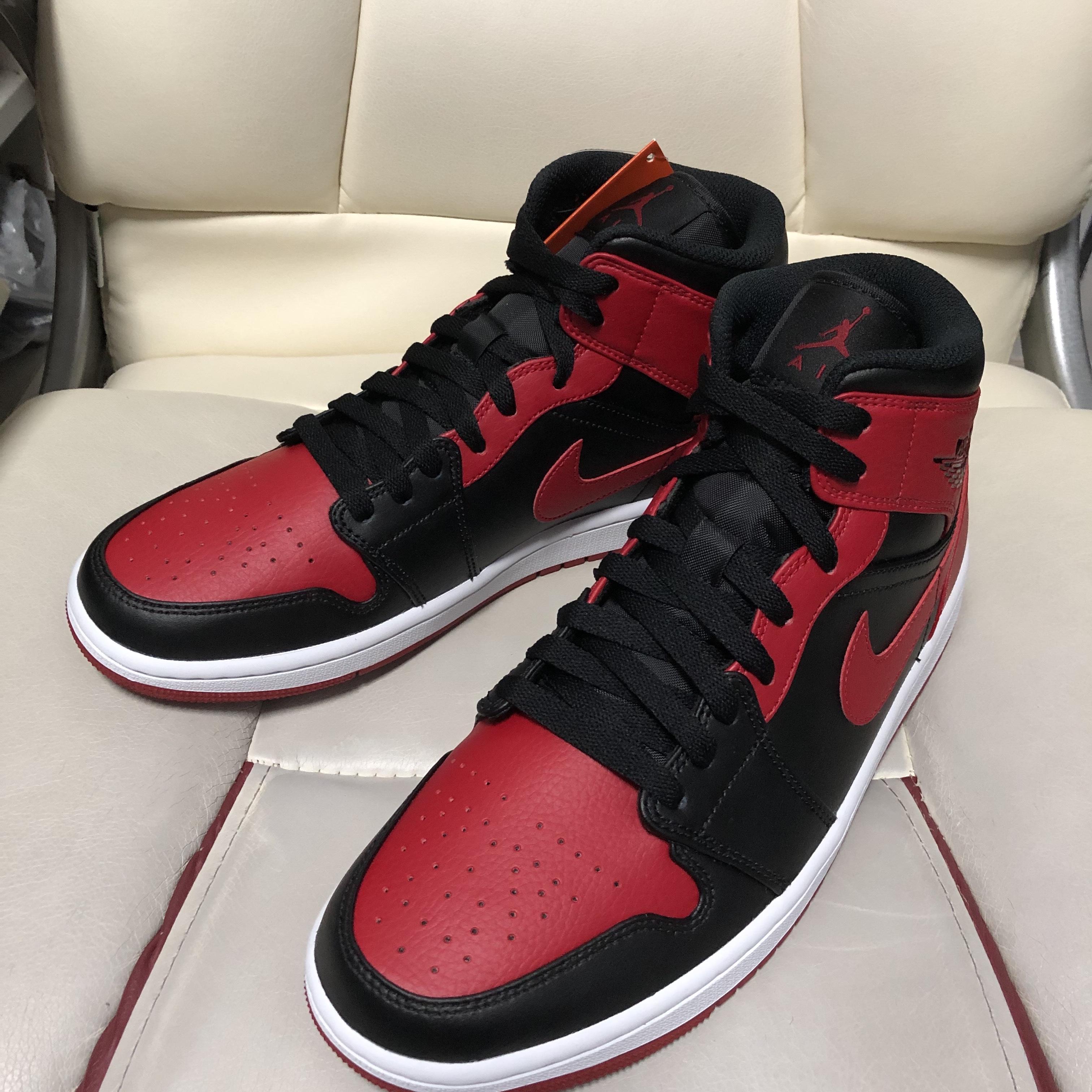 Jordan 1 Mid Bred Banned 2020 착용 스타일 - 1