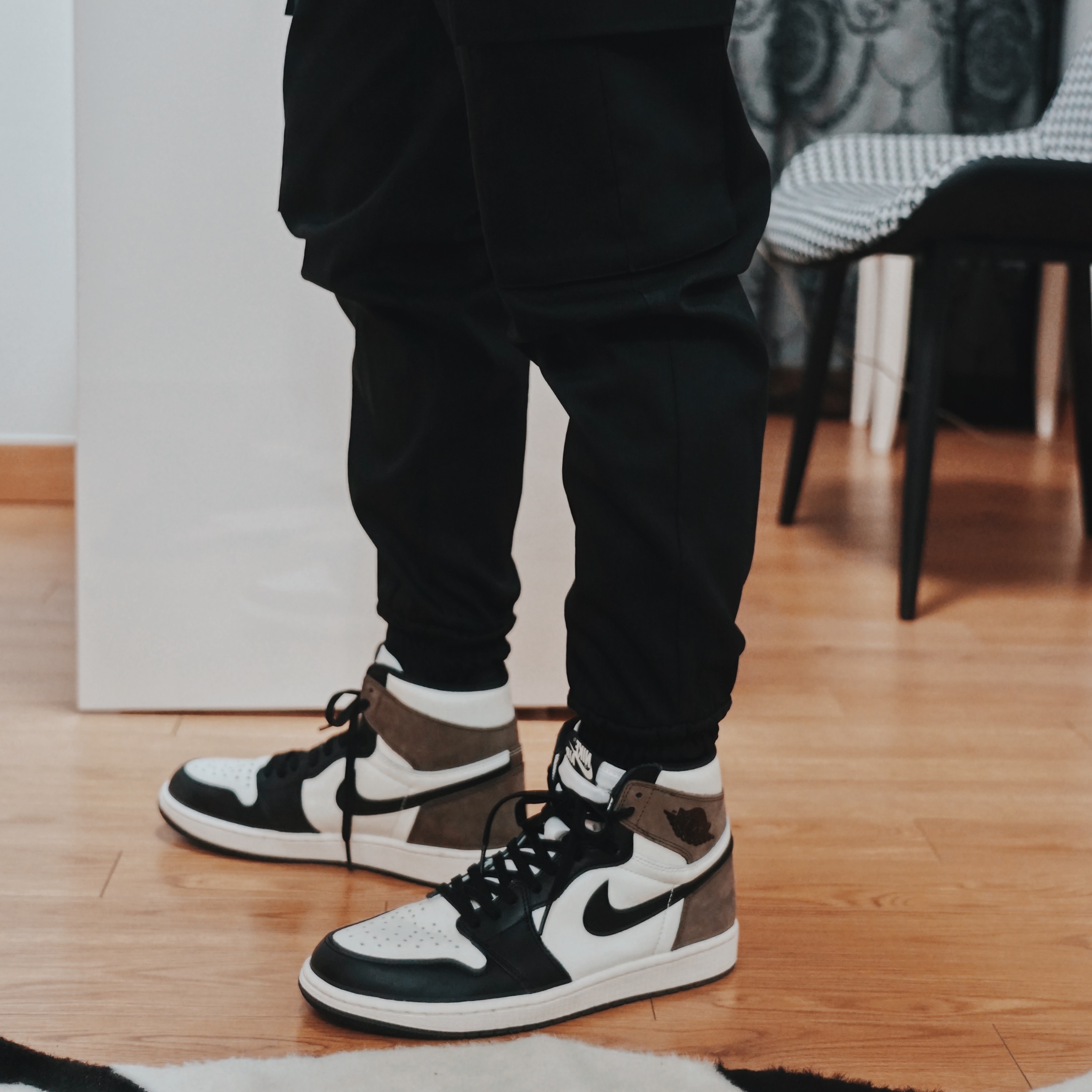 Jordan 1 Retro High OG Black Mocha 착용 스타일 - 4