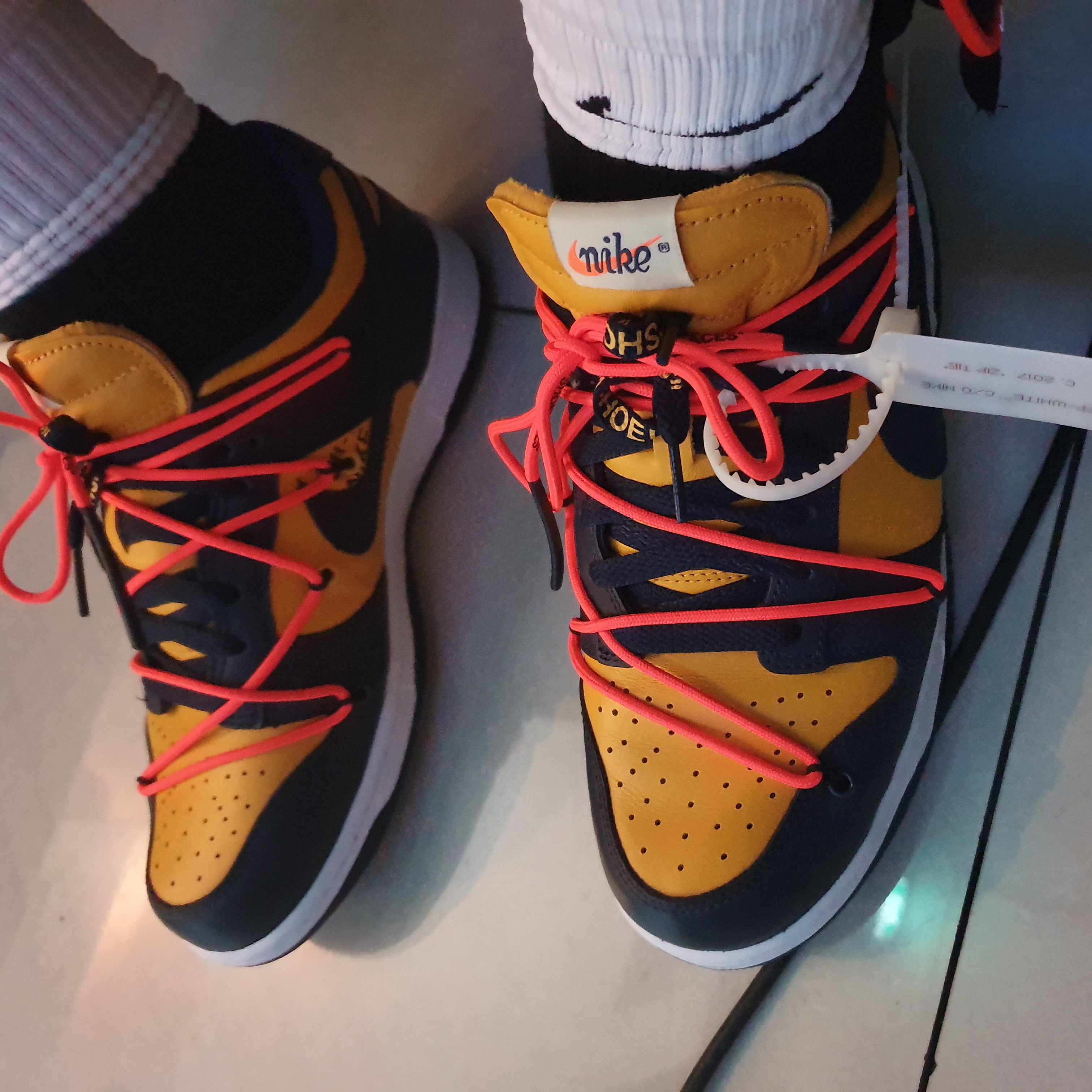 Nike x Off-White Dunk Low University Gold Midnight Navy 착용 스타일
