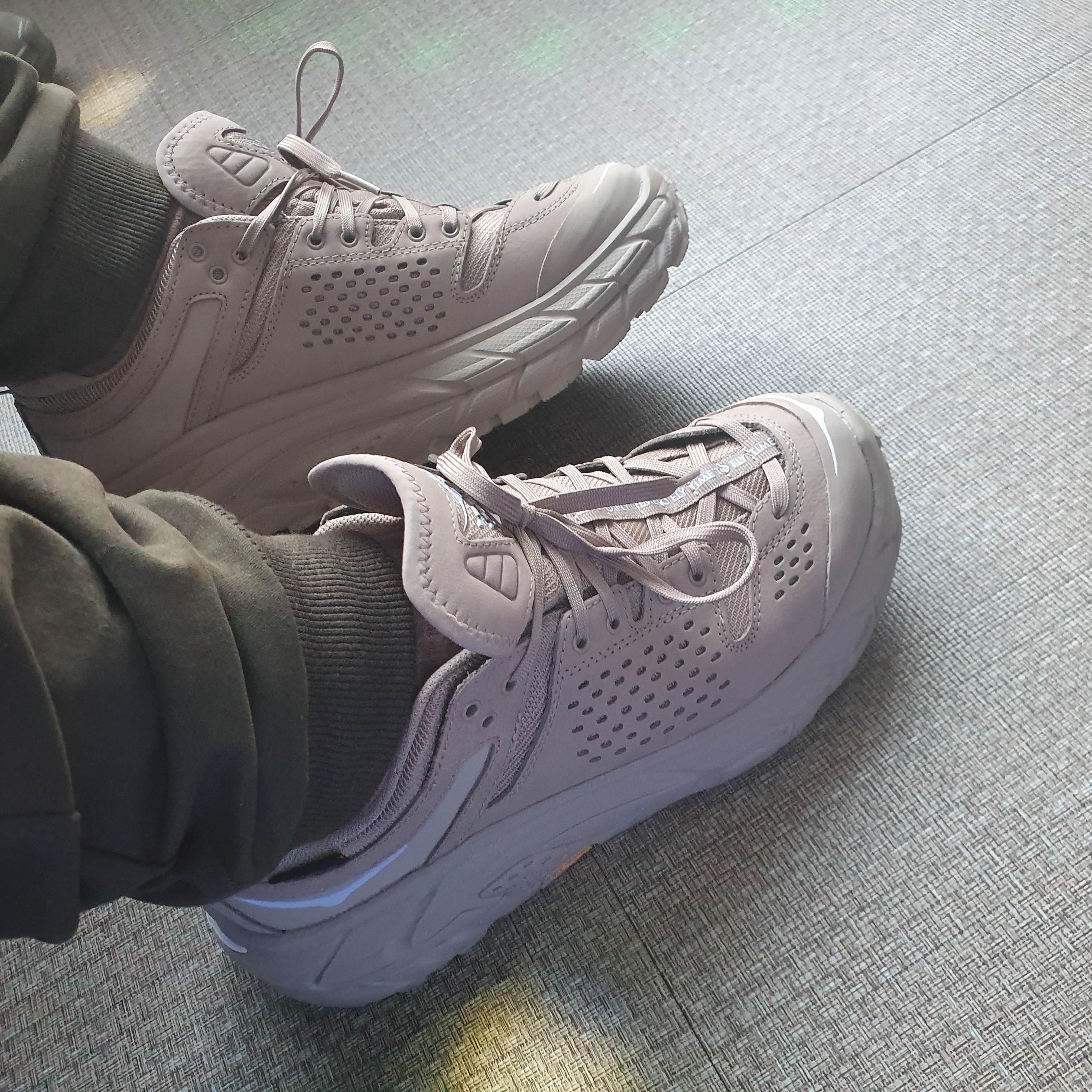 Hoka Tor Ultra Low WP JP Simply Taupe 착용 스타일