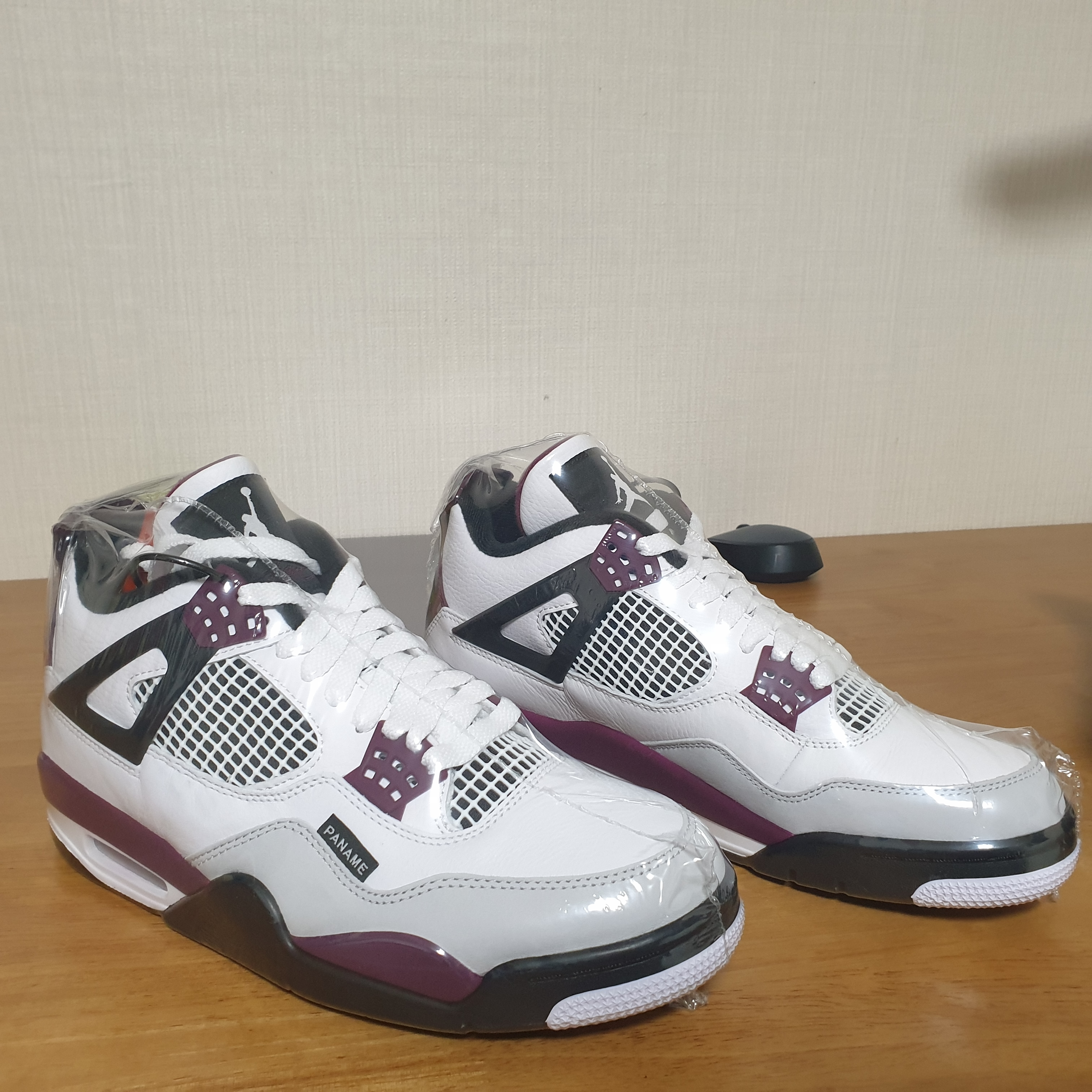Jordan 4 x Paris Saint-Germain Retro Neutral Grey Bordeaux 착용 스타일 - 2