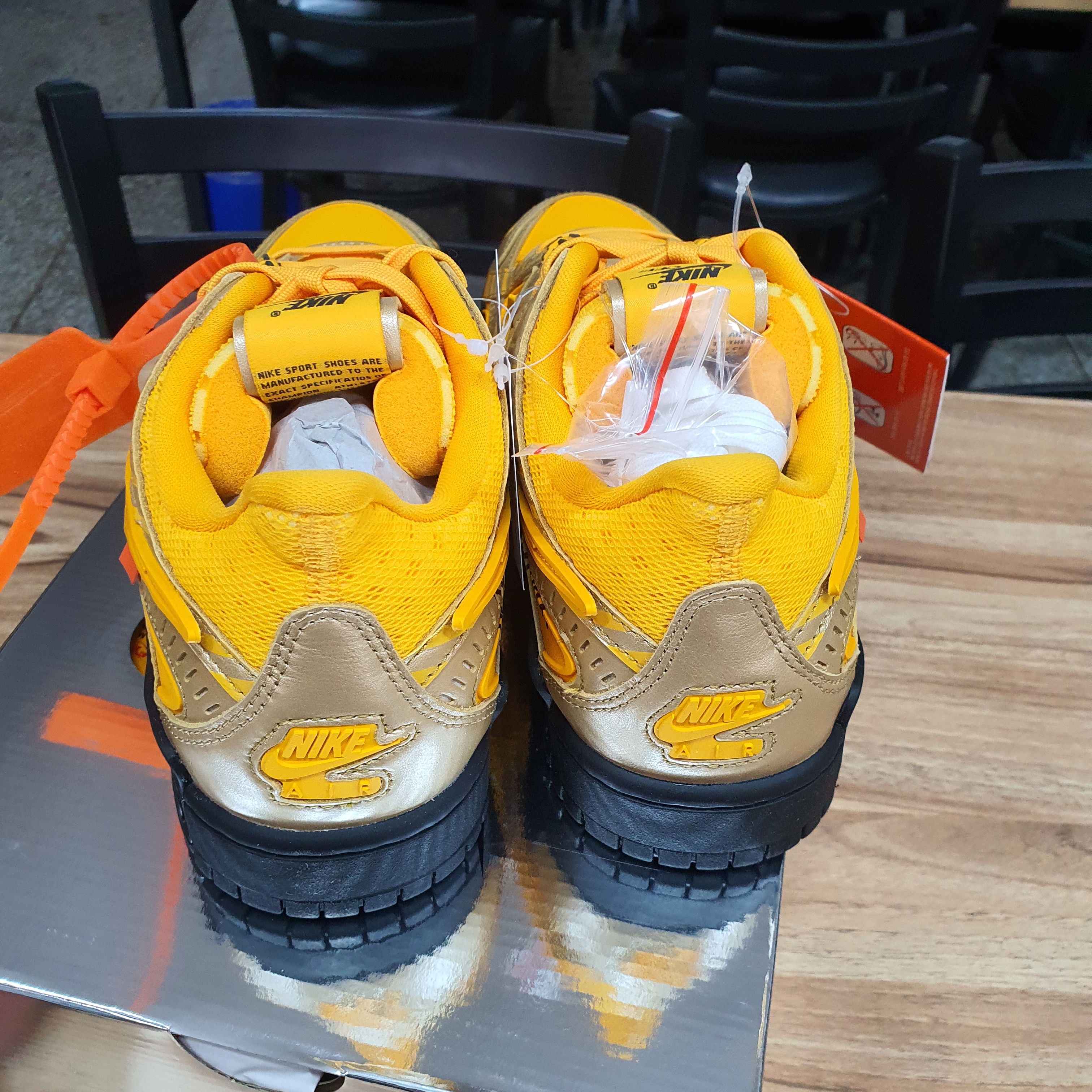 Nike x Off-White Air Rubber Dunk University Gold 착용 스타일 - 3