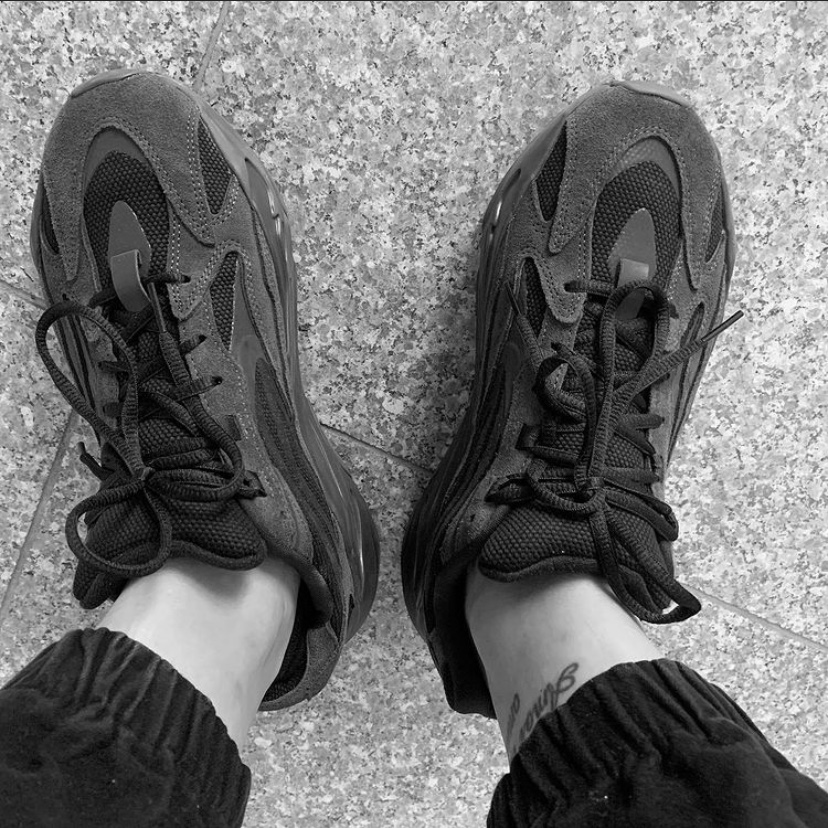 Adidas Yeezy Boost 700 V2 Vanta 2019 착용 스타일