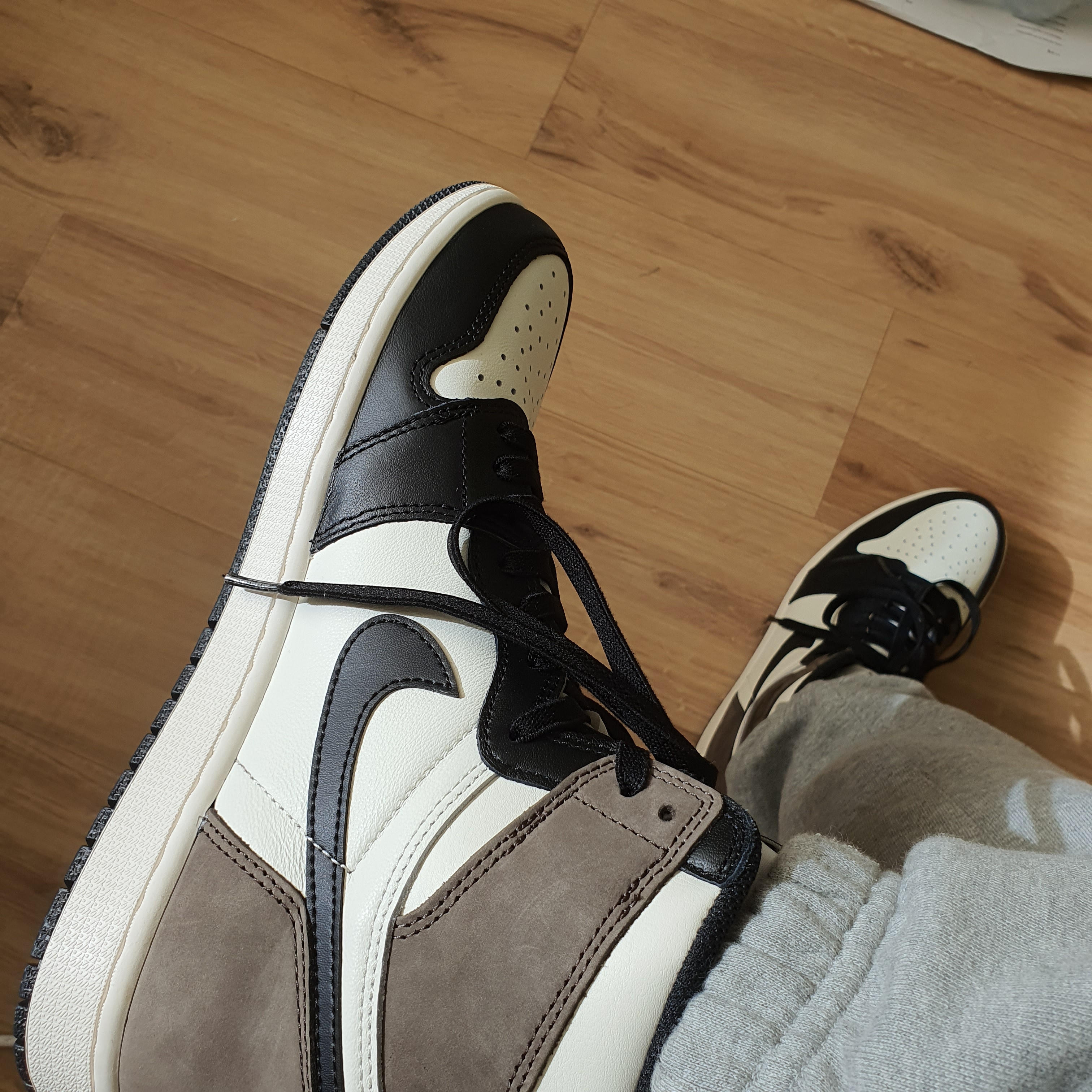 Jordan 1 Retro High OG Black Mocha 착용 스타일