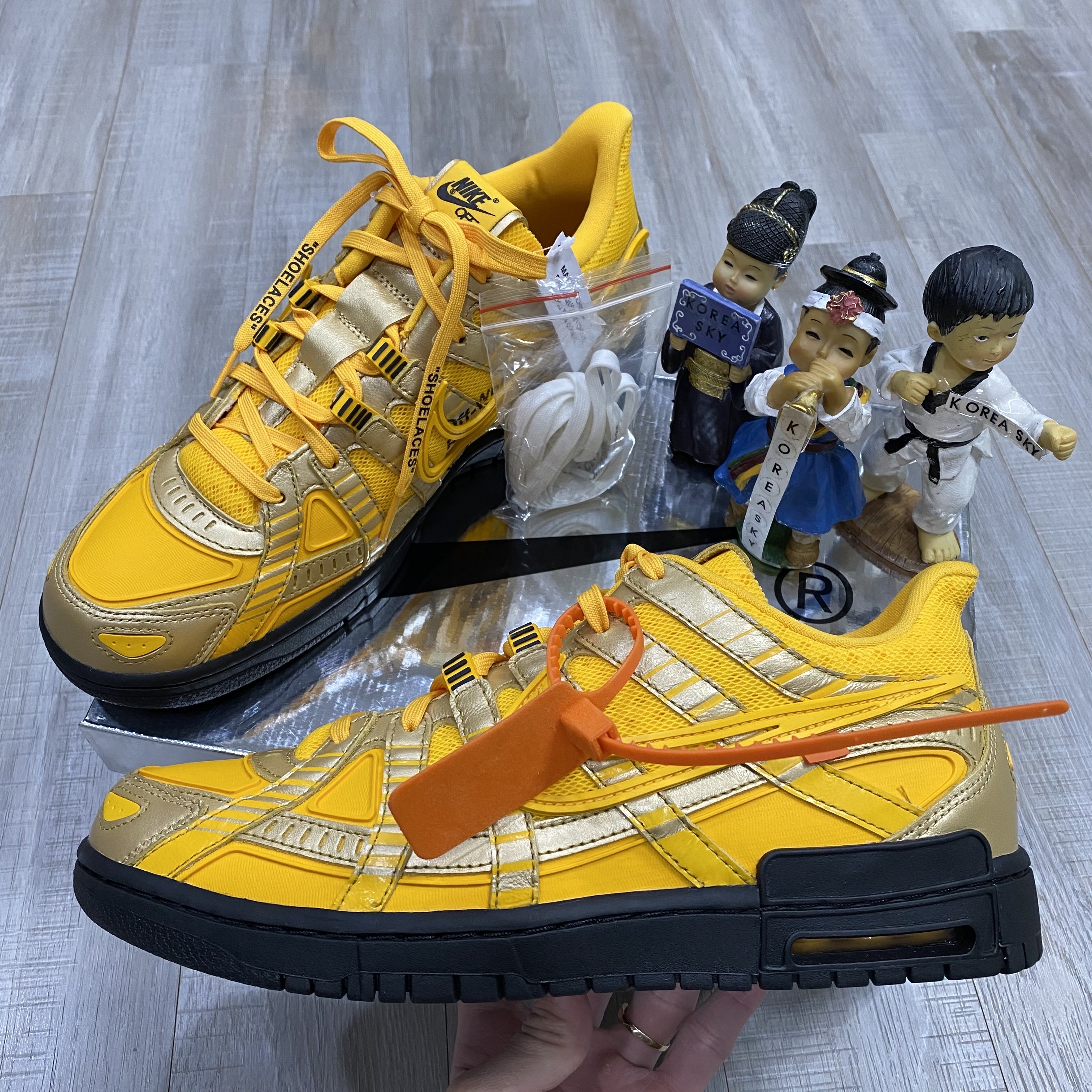 Nike x Off-White Air Rubber Dunk University Gold 착용 스타일