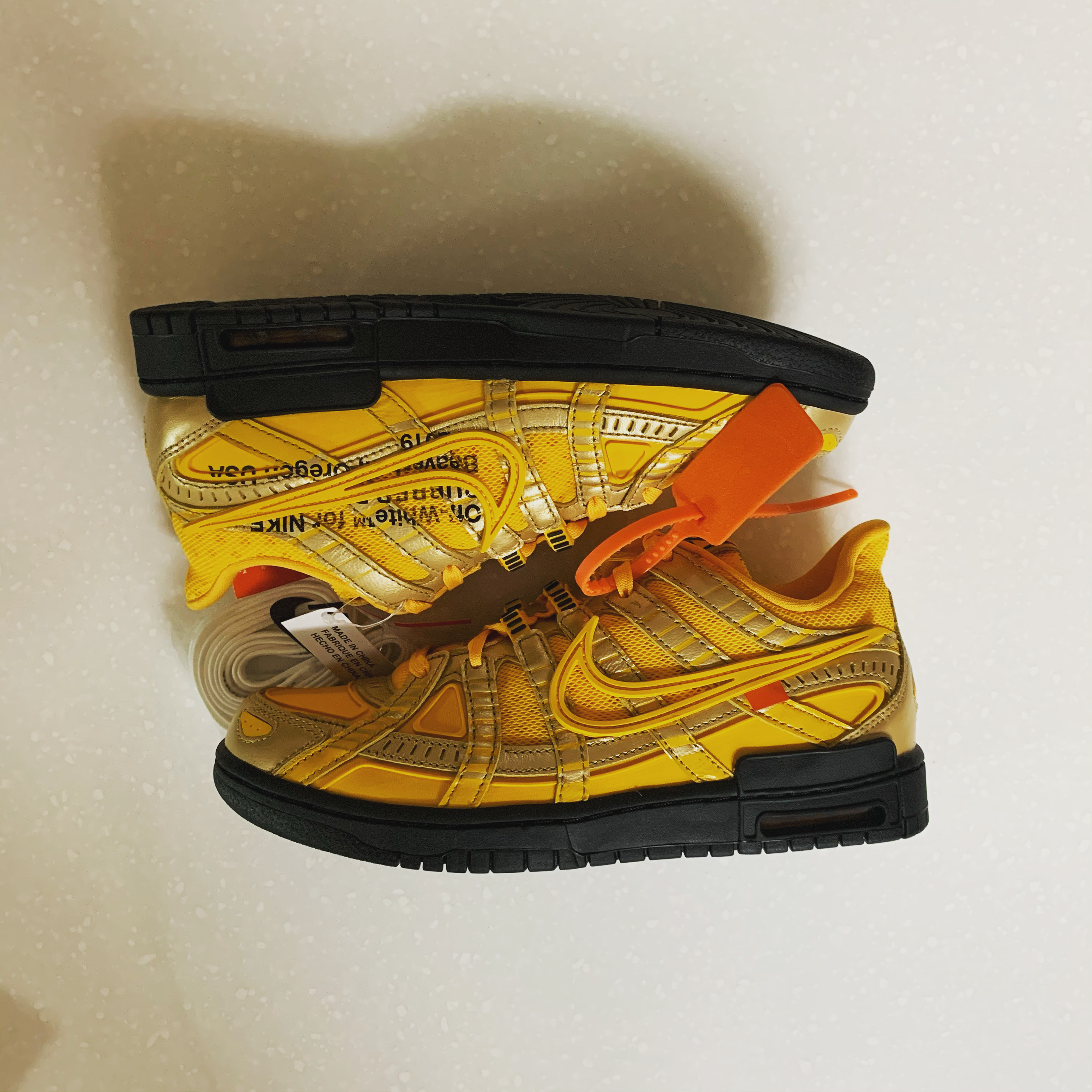 Nike x Off-White Air Rubber Dunk University Gold 착용 스타일