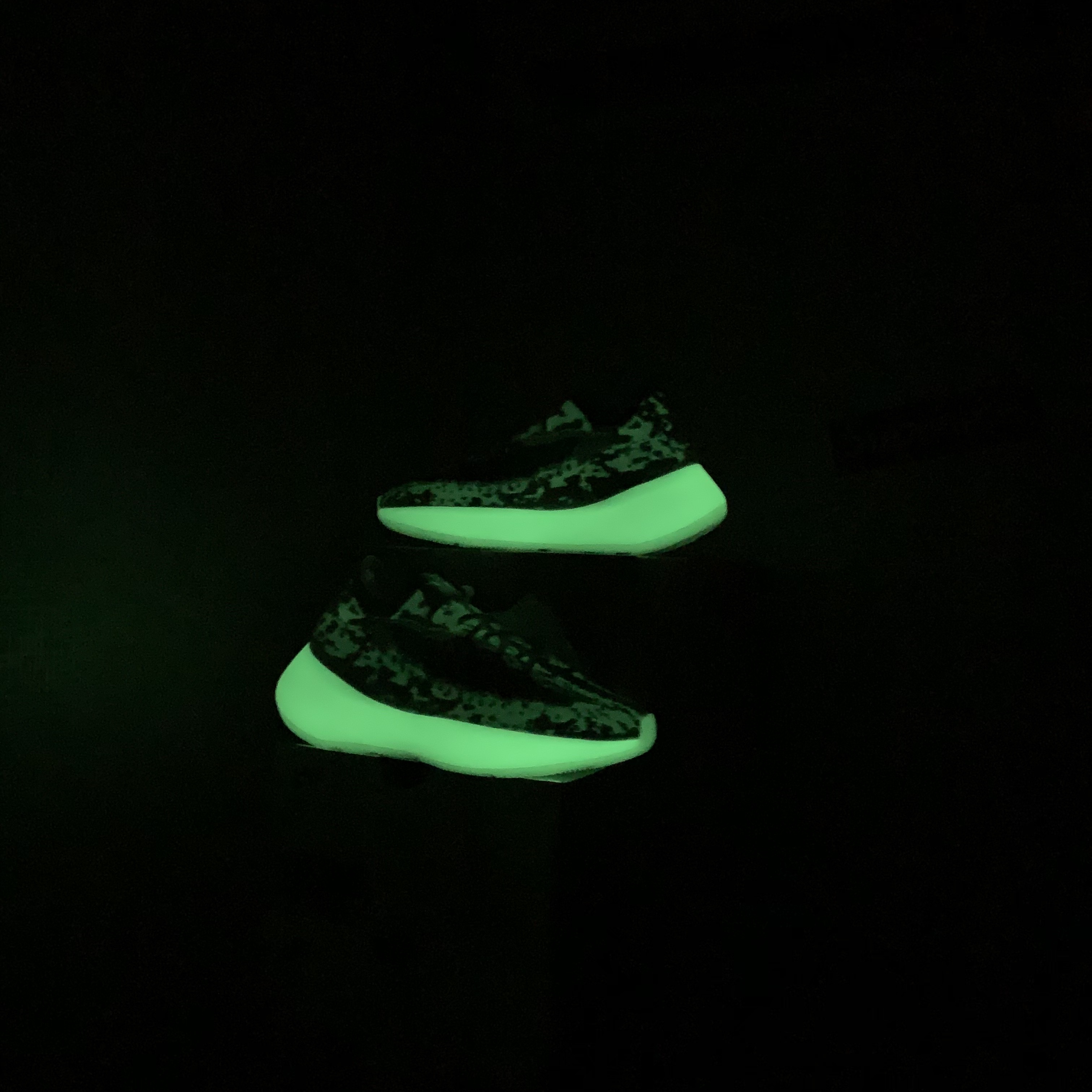 Adidas Yeezy Boost 380 Calcite Glow 착용 스타일