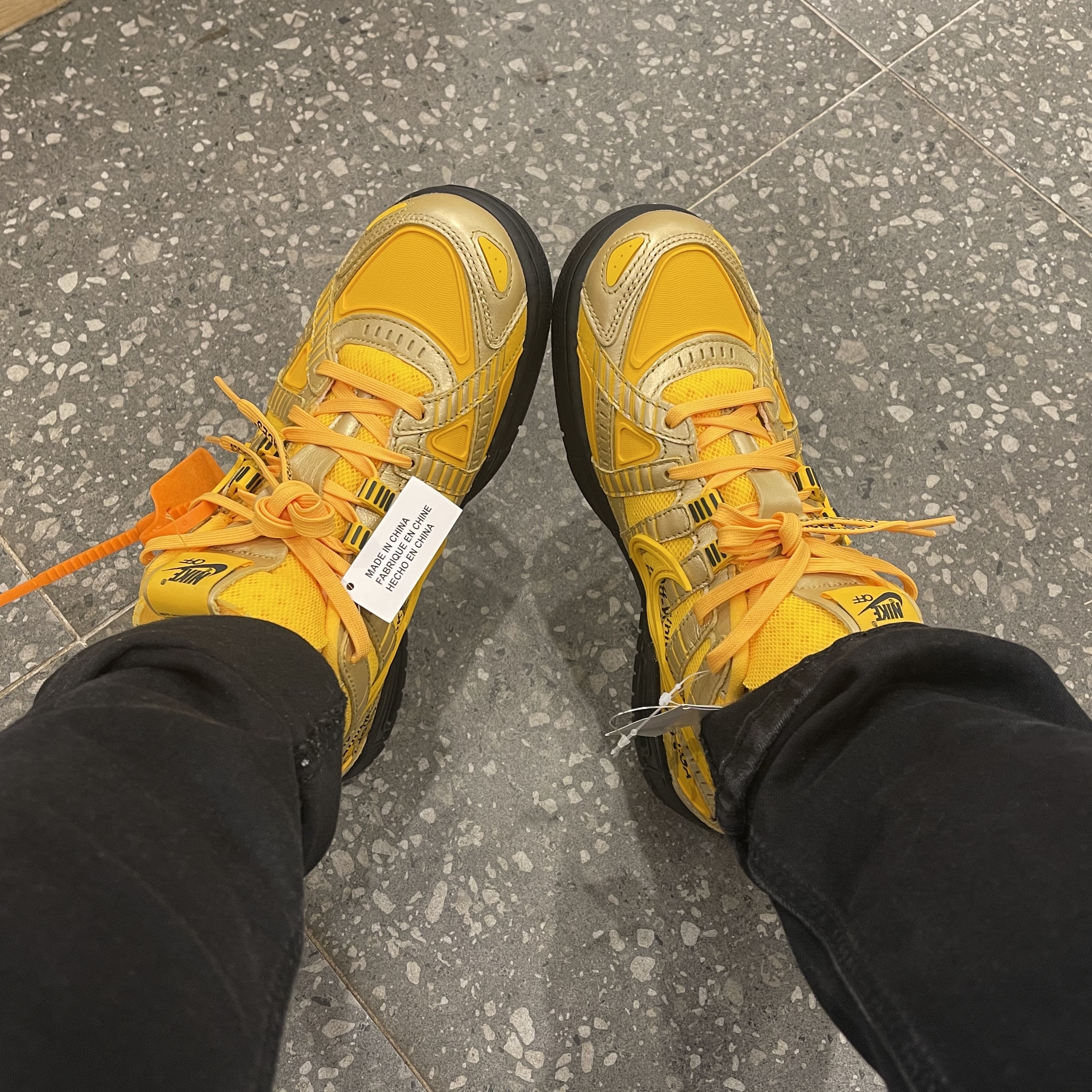 Nike x Off-White Air Rubber Dunk University Gold 착용 스타일 - 2
