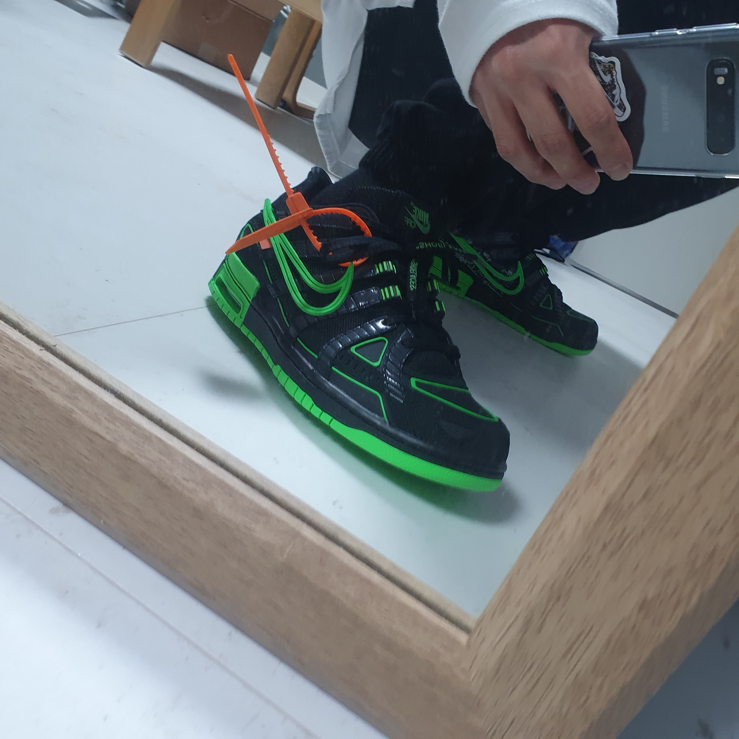 Nike x Off-White Air Rubber Dunk Green Strike 착용 스타일 - 1