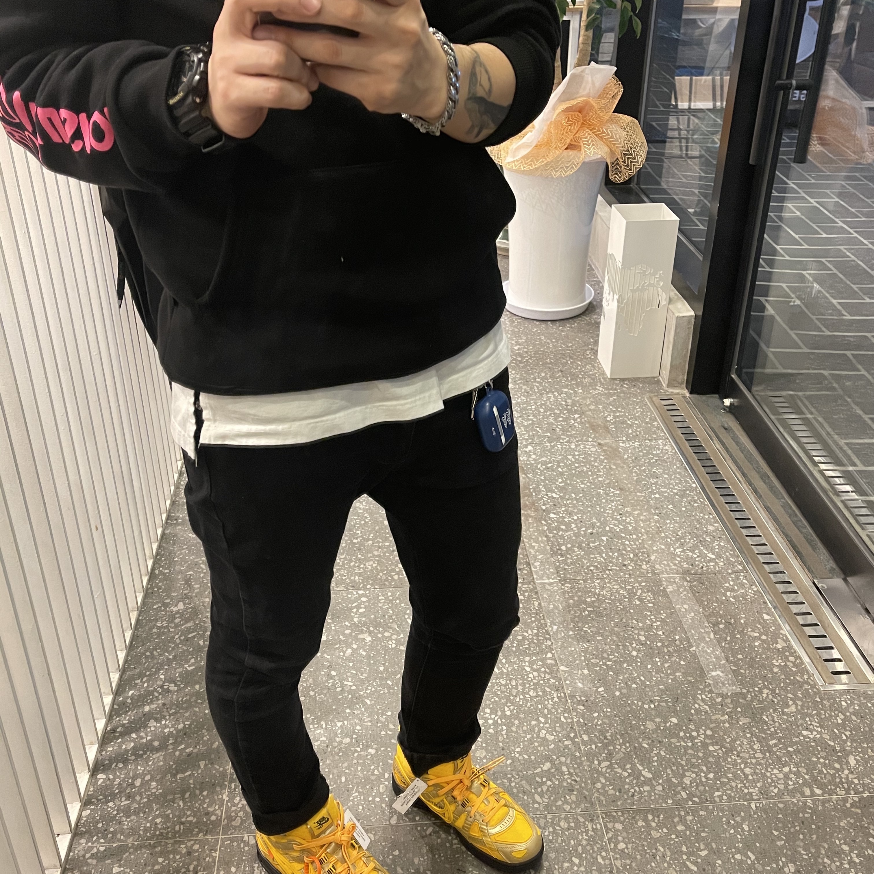 Nike x Off-White Air Rubber Dunk University Gold 착용 스타일 - 1