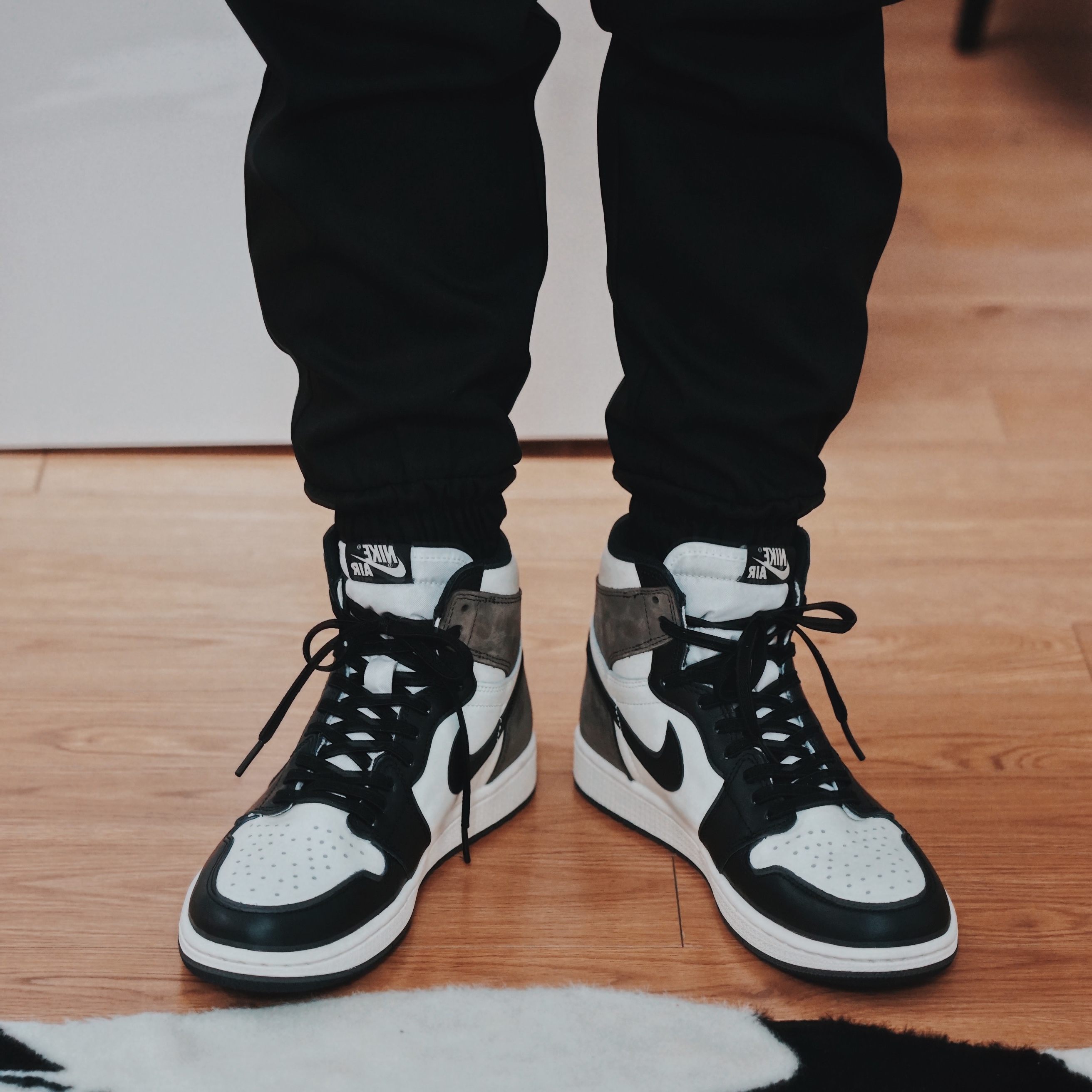 Jordan 1 Retro High OG Black Mocha 착용 스타일 - 2