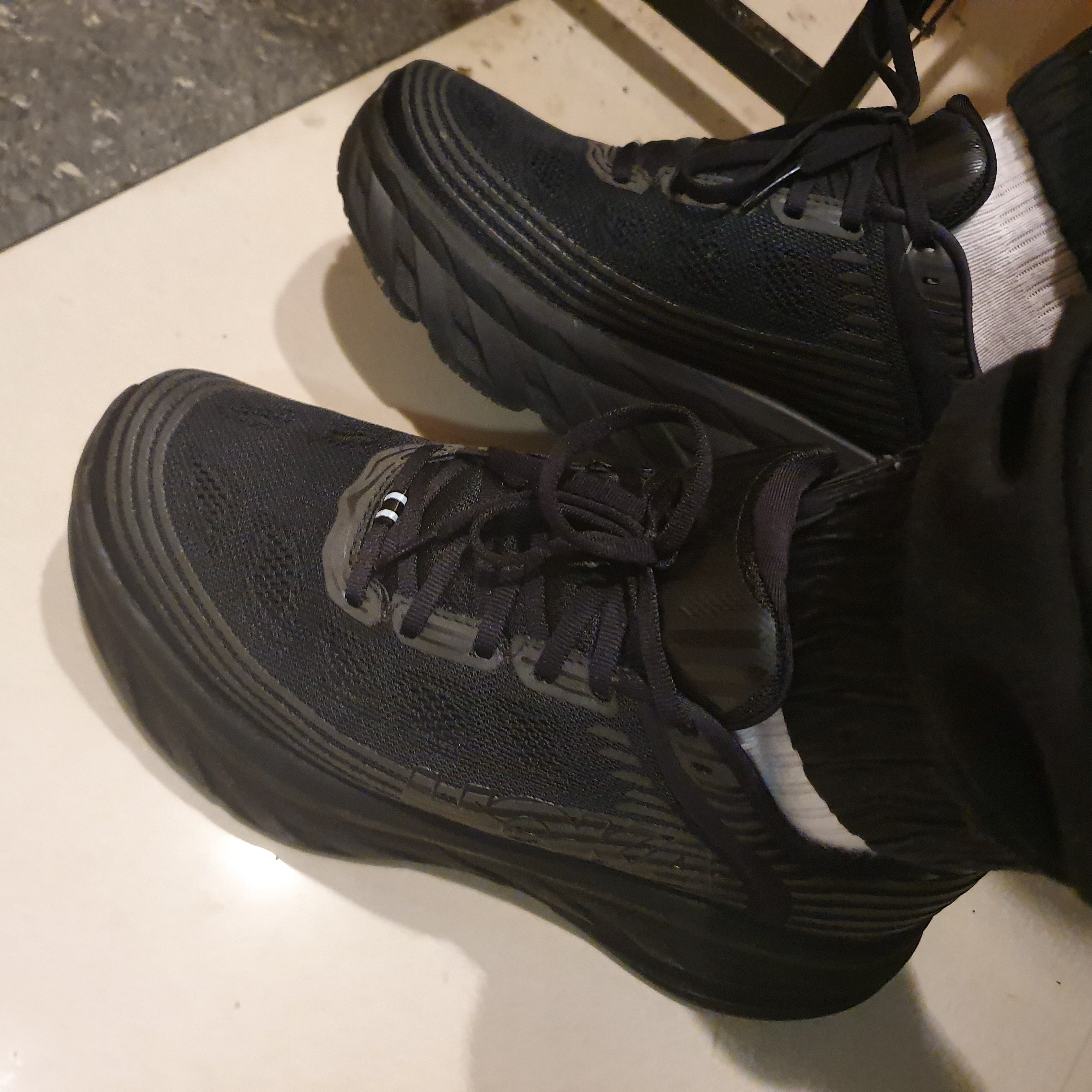 Hoka Bondi 6 Black - Wide 착용 스타일