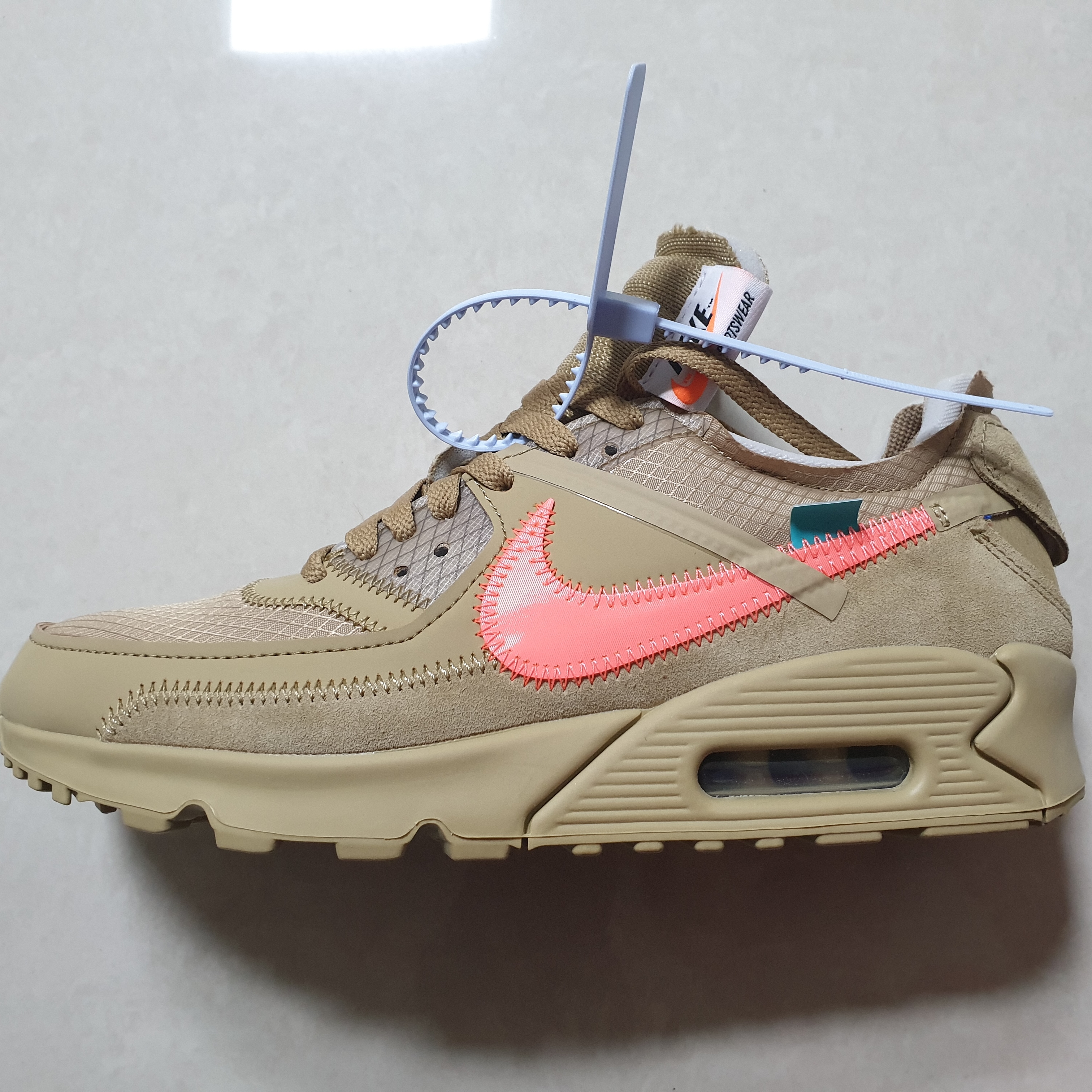 Nike x Off-White Air Max 90 V2 Desert Ore, (TD) Nike x Off-White Air Max 90 Desert Ore 착용 스타일 - 1