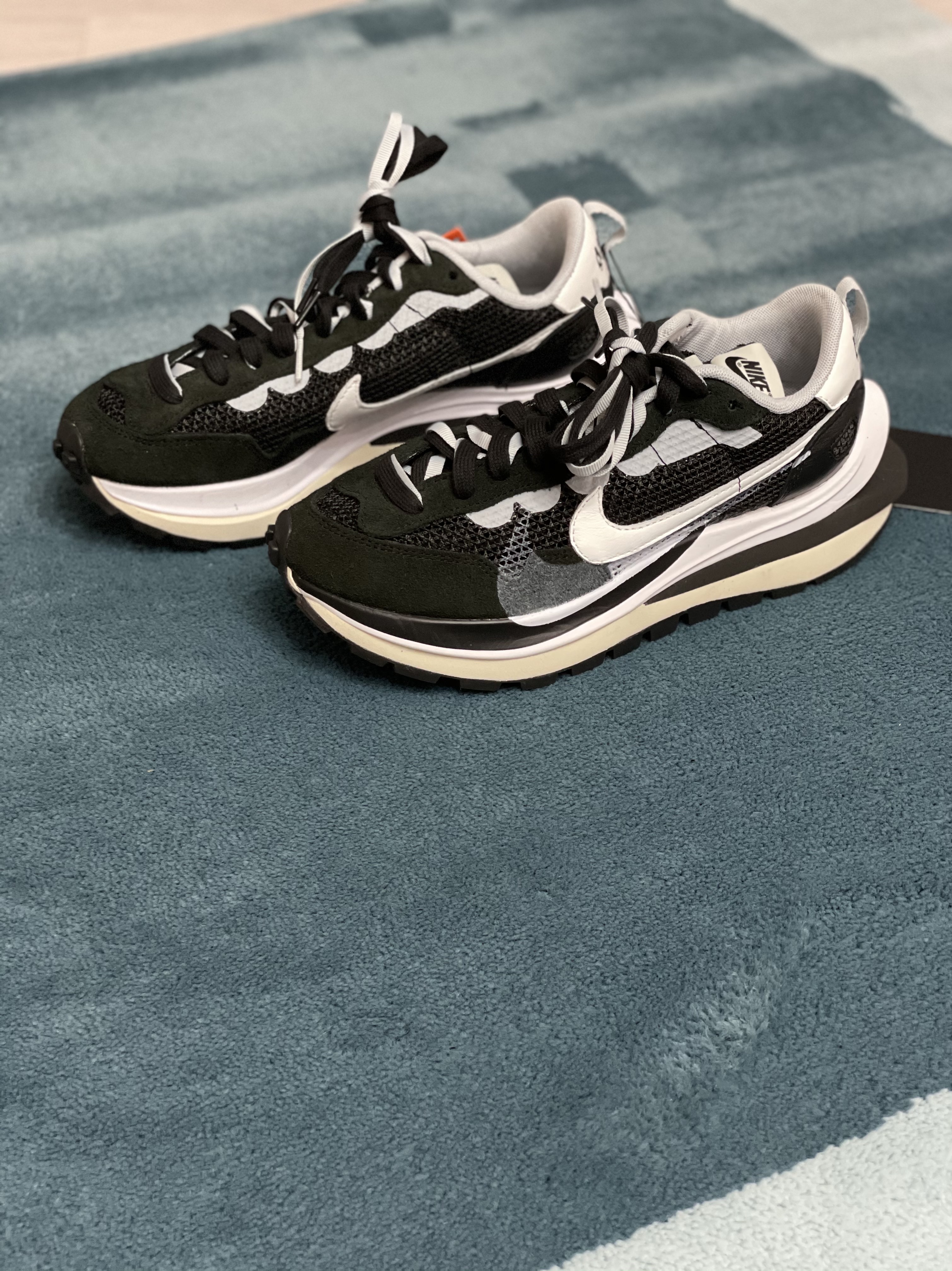Nike x Sacai VaporWaffle Black White 착용 스타일 - 4