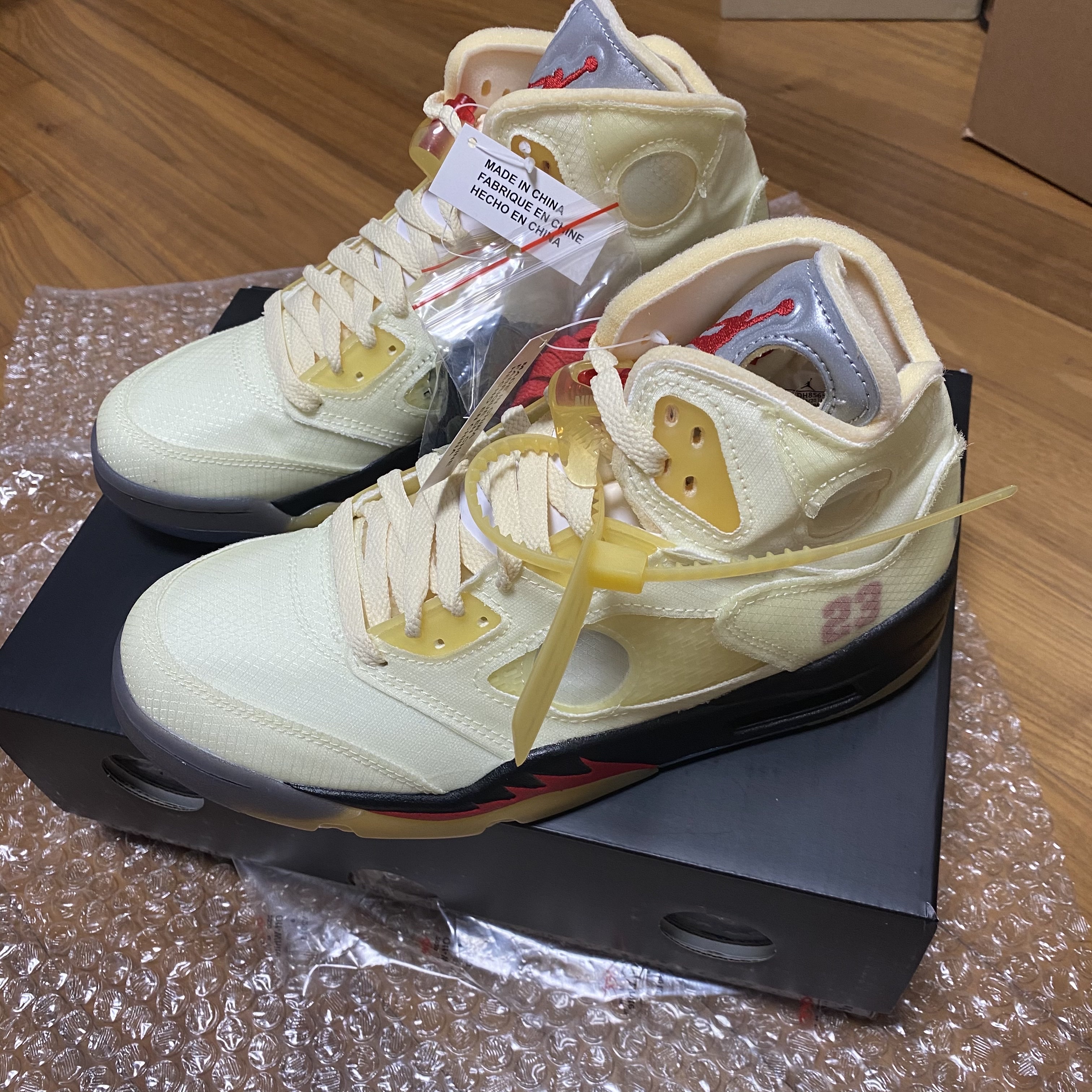 Jordan 5 x Off-White Retro SP Sail Fire Red 착용 스타일