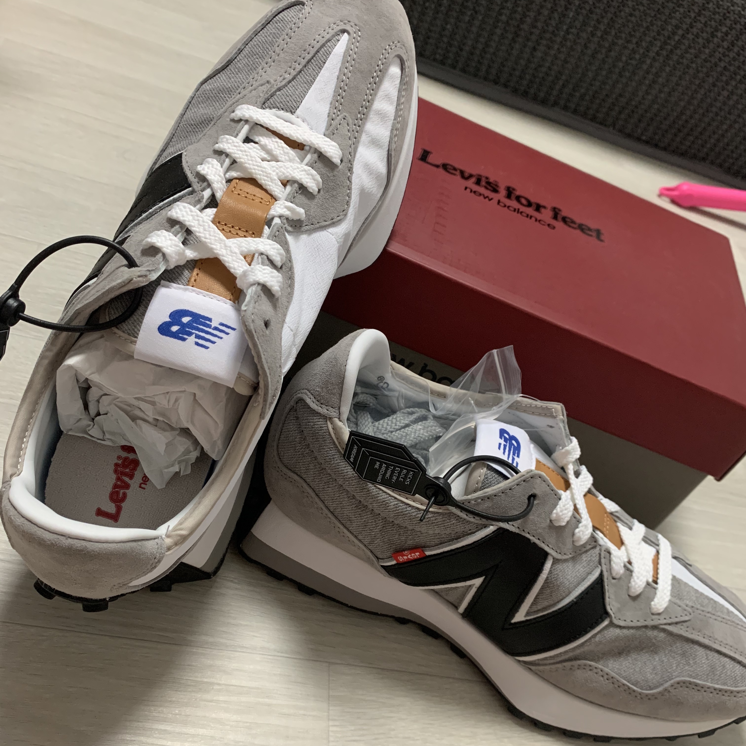 New Balance x Levi's 327 Grey (Levi's Tag) 착용 스타일