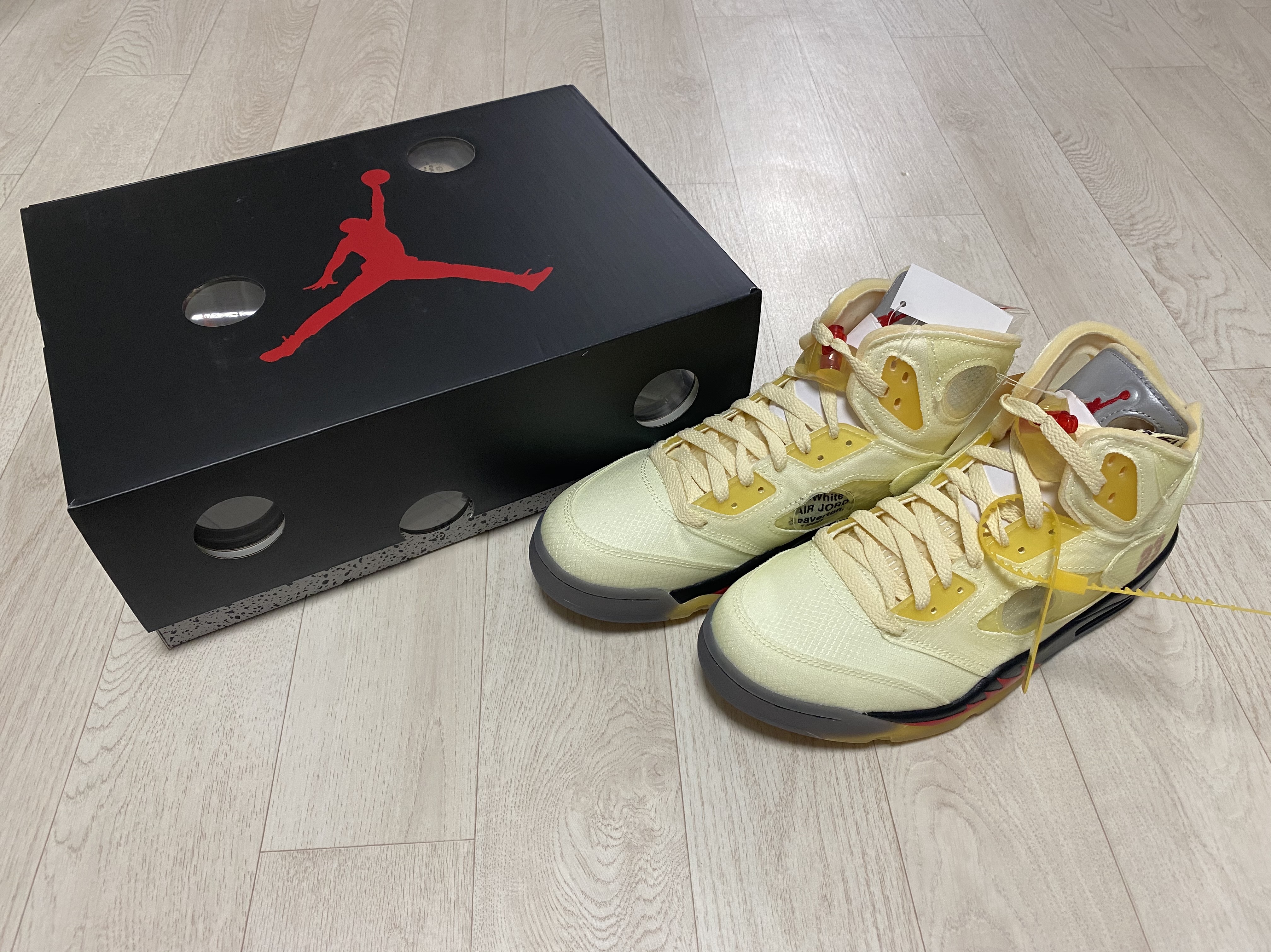 Jordan 5 x Off-White Retro SP Sail Fire Red 착용 스타일 - 3