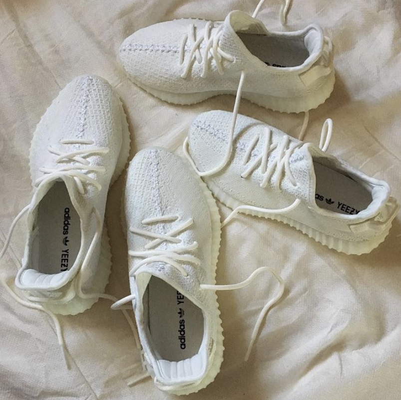 Adidas Yeezy Boost 350 V2 Cream/Triple White 착용 스타일