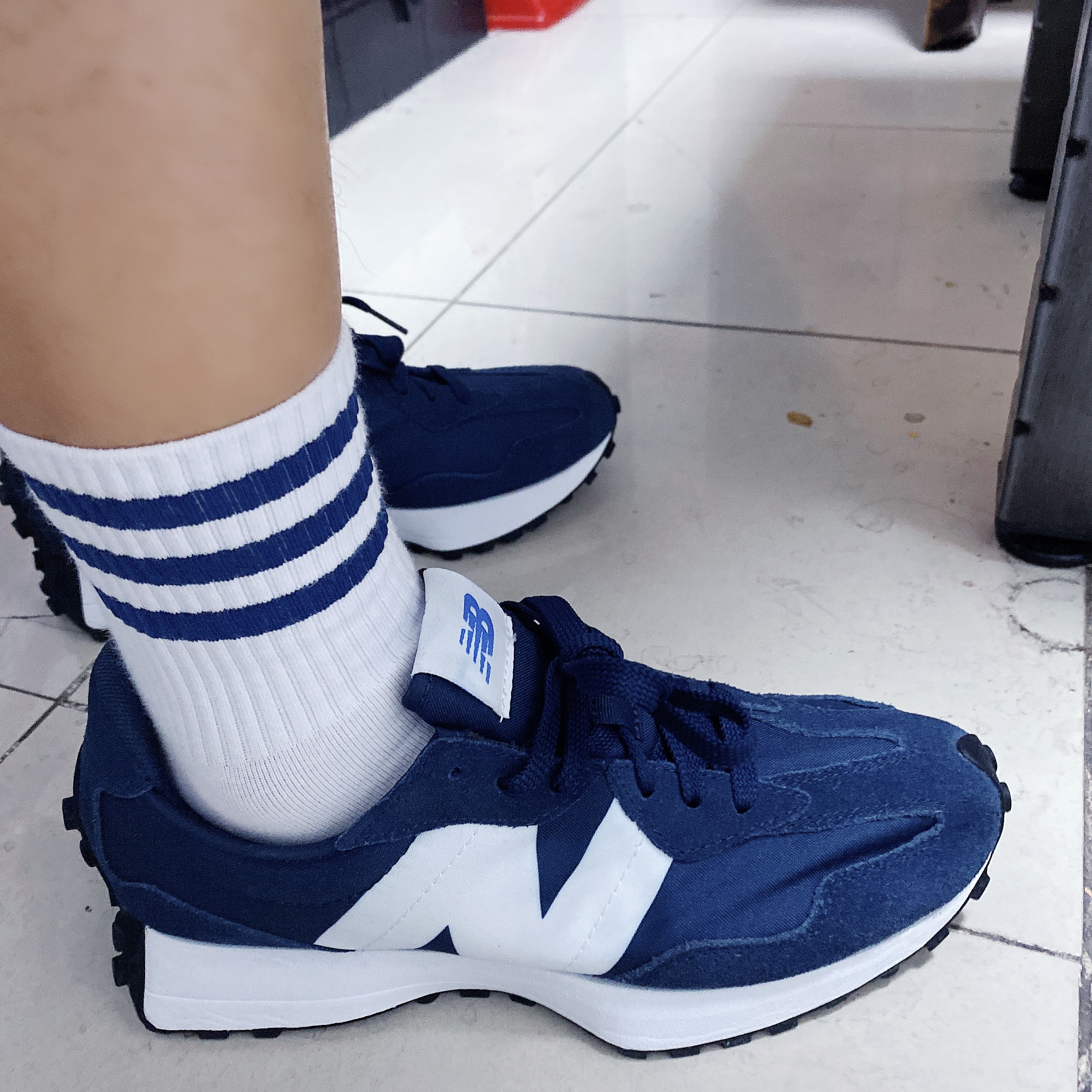 New Balance 327 Blue, New Balance 327 Navy 착용 스타일 - 2