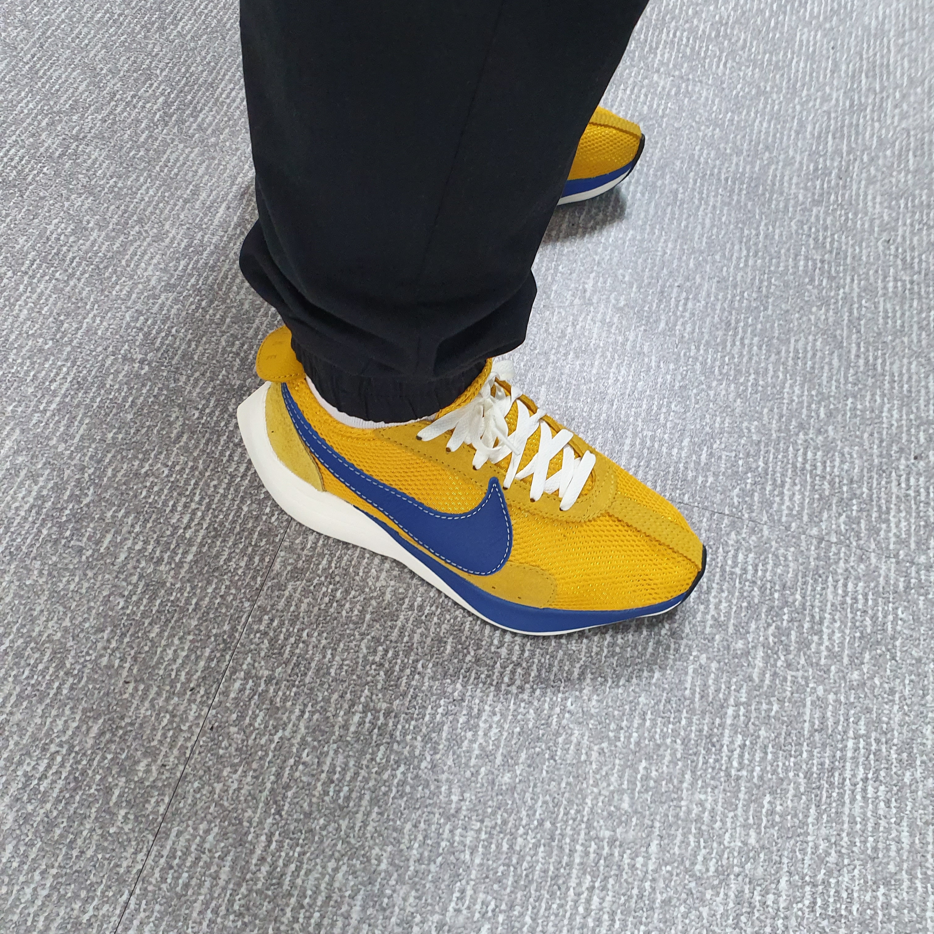 Nike Moon Racer Yellow Ochre Gym Blue 착용 스타일