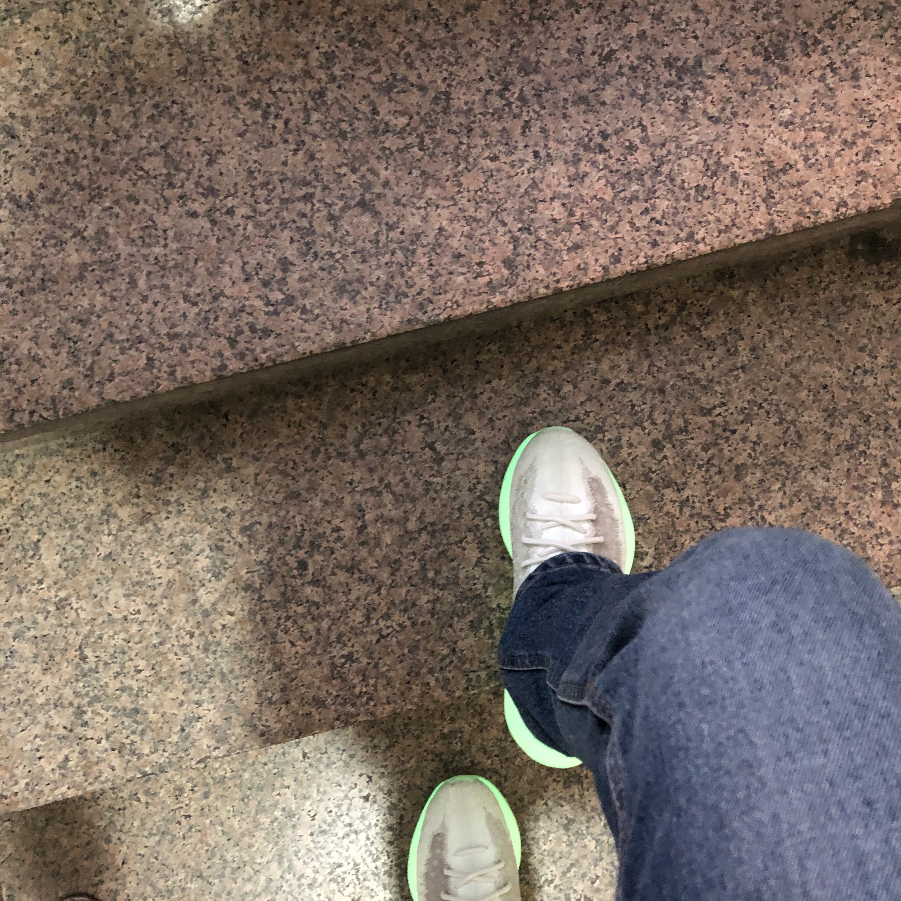 Adidas Yeezy Boost 380 Calcite Glow 착용 스타일