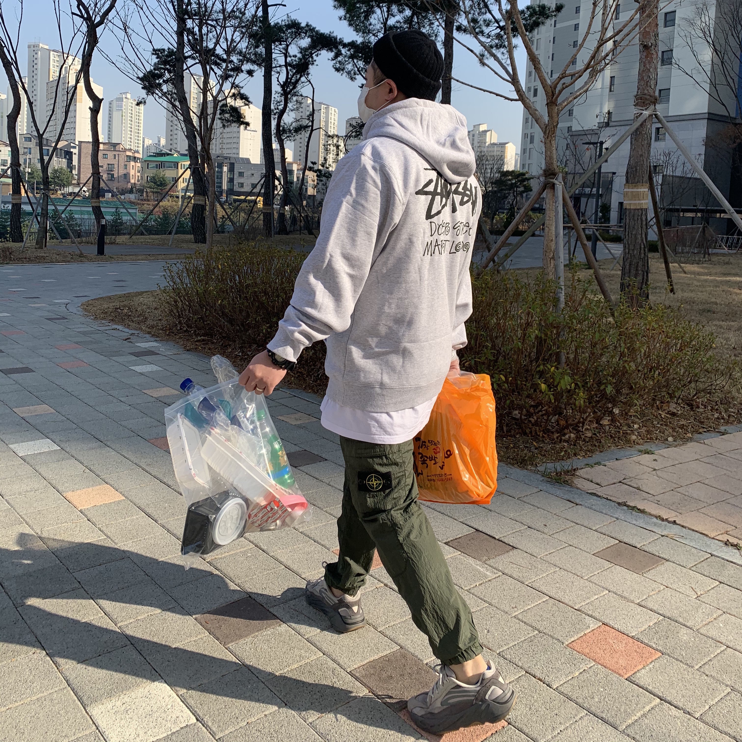Adidas Yeezy Boost 700 V2 Tephra 착용 스타일