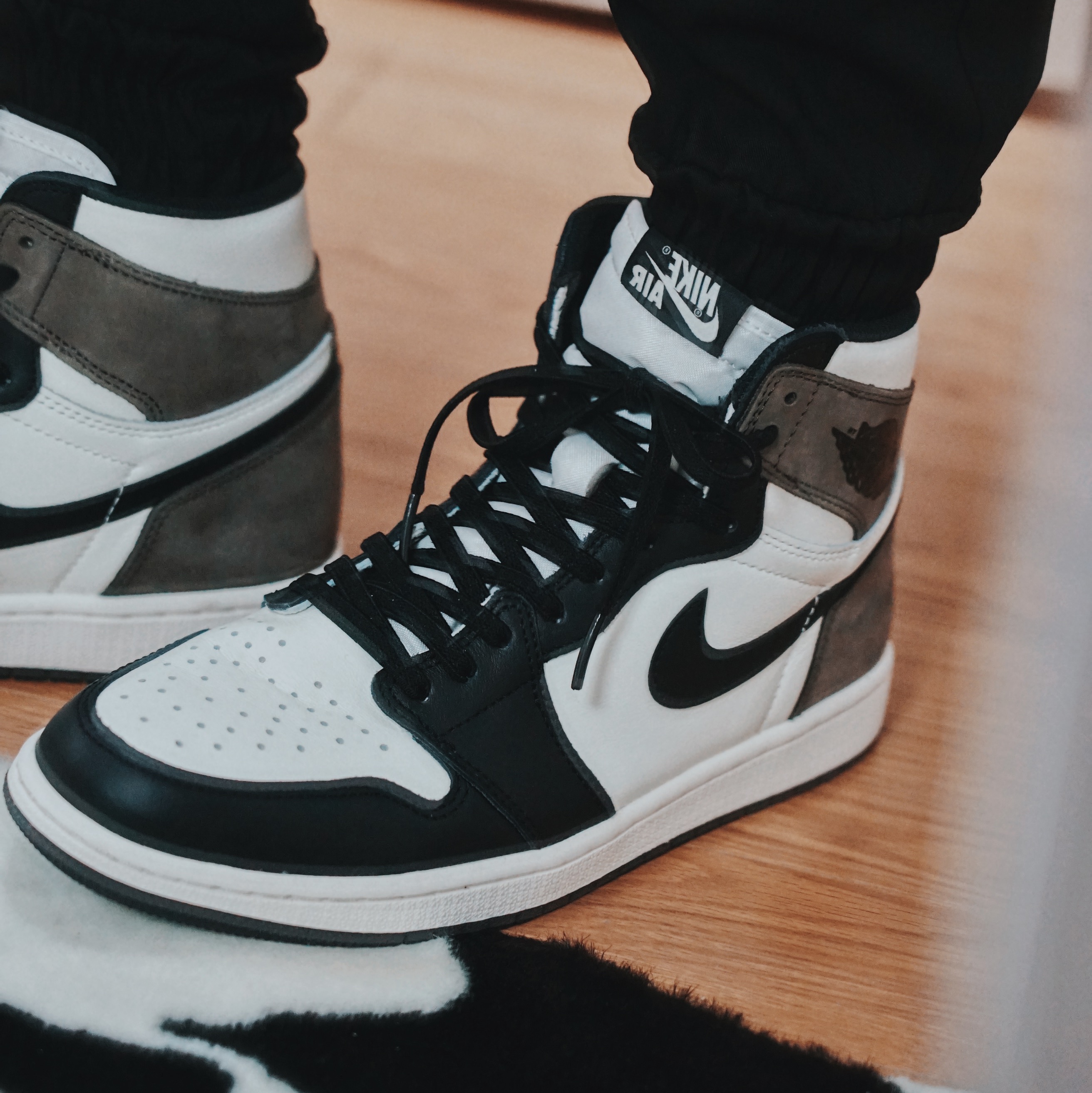 Jordan 1 Retro High OG Black Mocha 착용 스타일 - 5