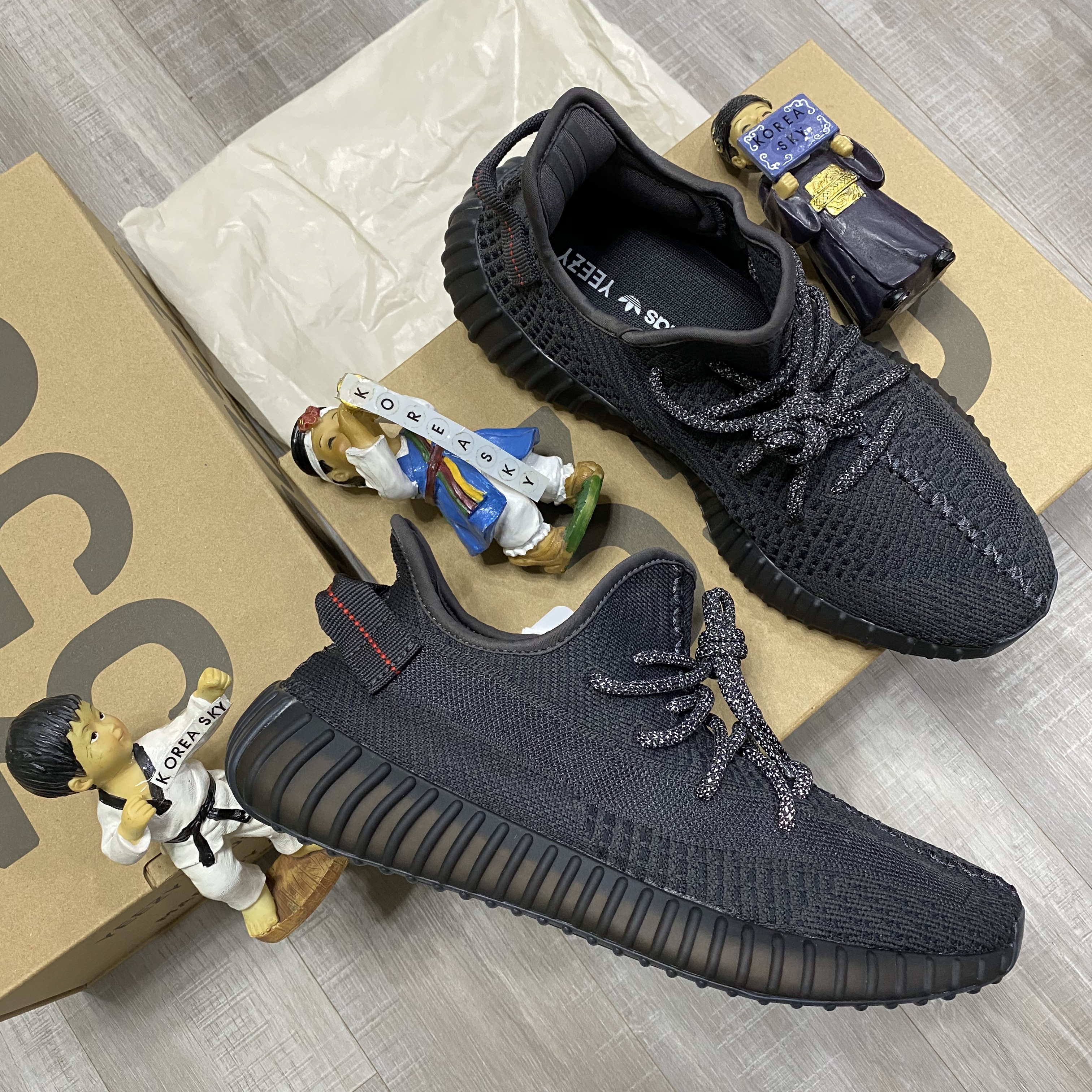 Adidas Yeezy Boost 350 V2 Black - Non-Reflective 착용 스타일