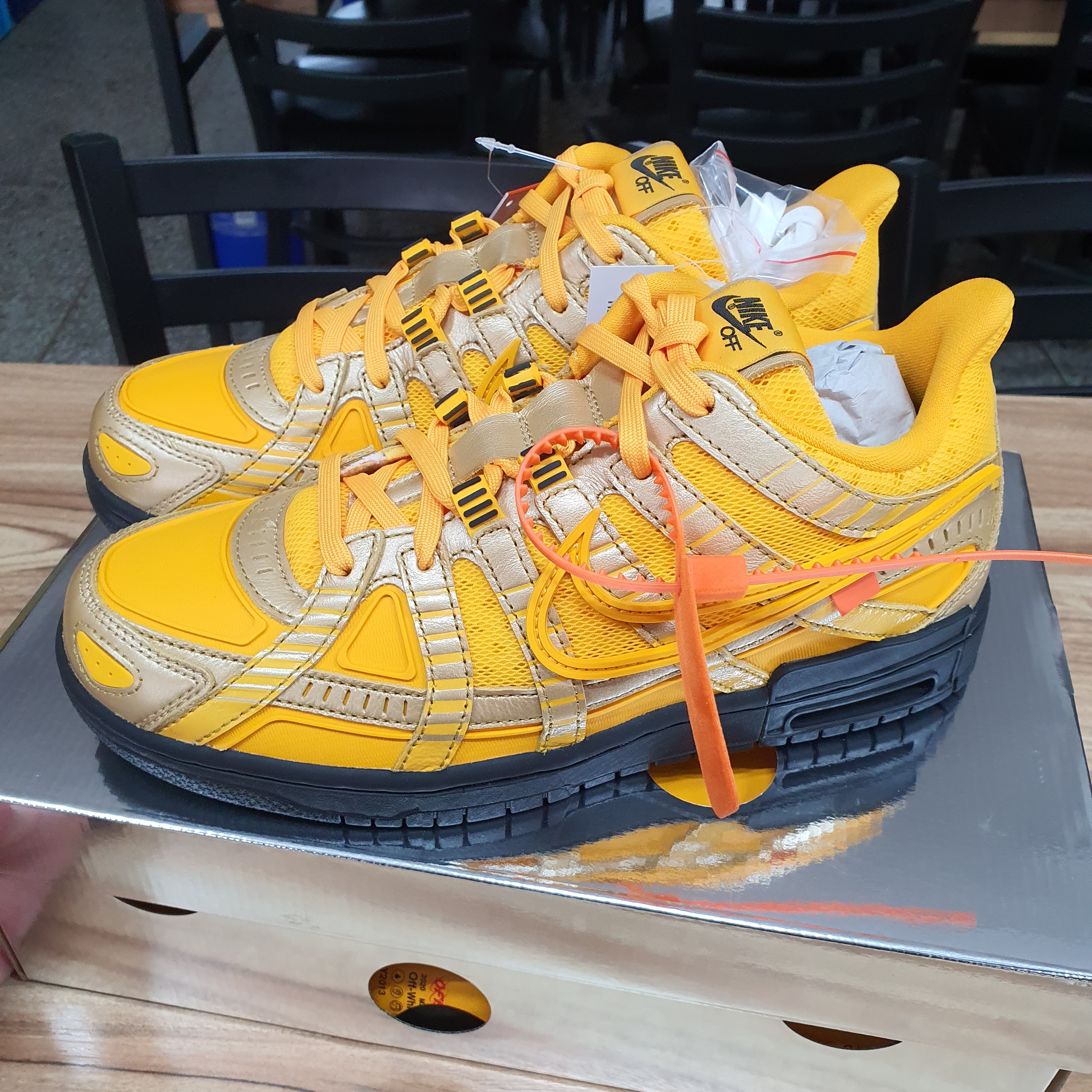 Nike x Off-White Air Rubber Dunk University Gold 착용 스타일 - 2