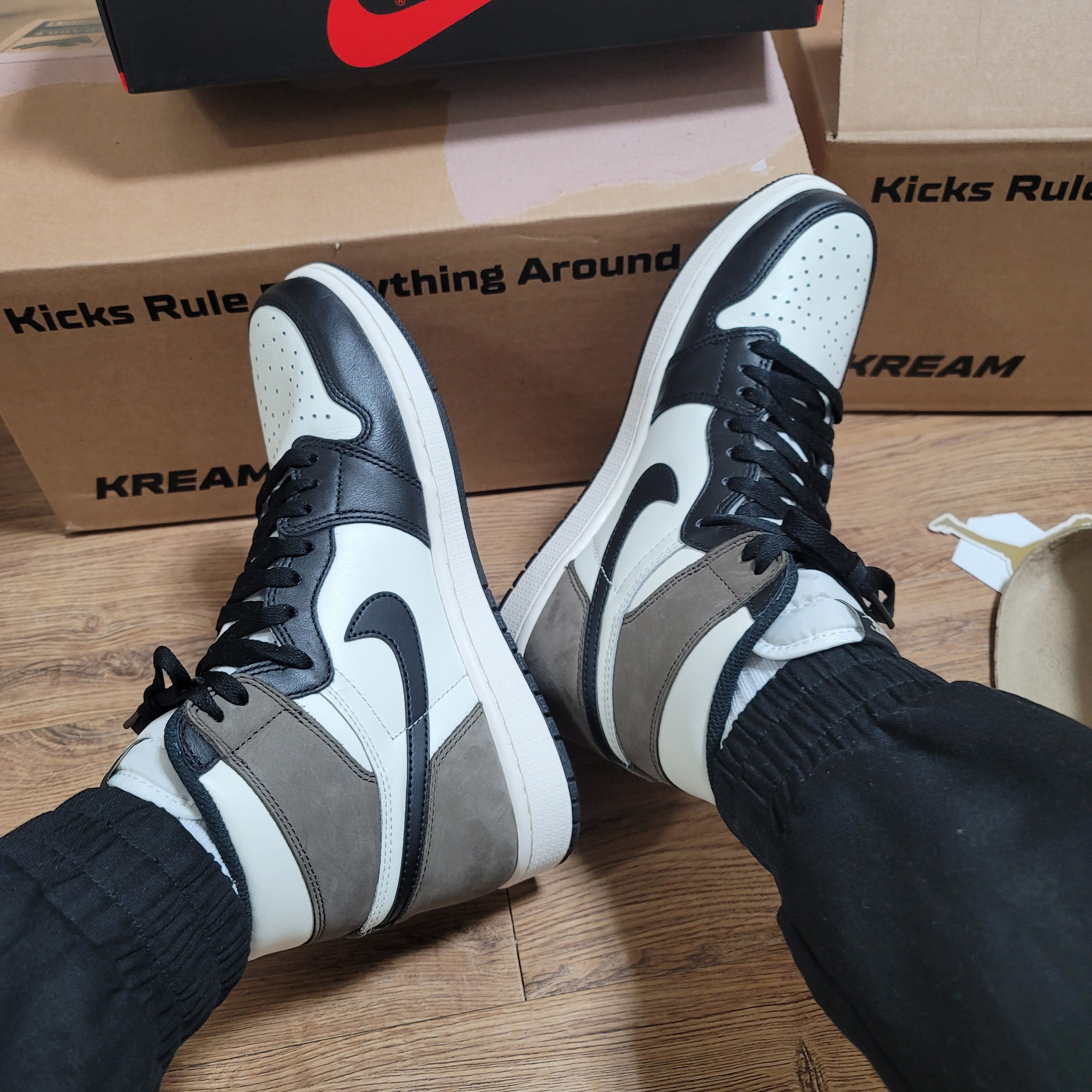 Jordan 1 Retro High OG Black Mocha 착용 스타일
