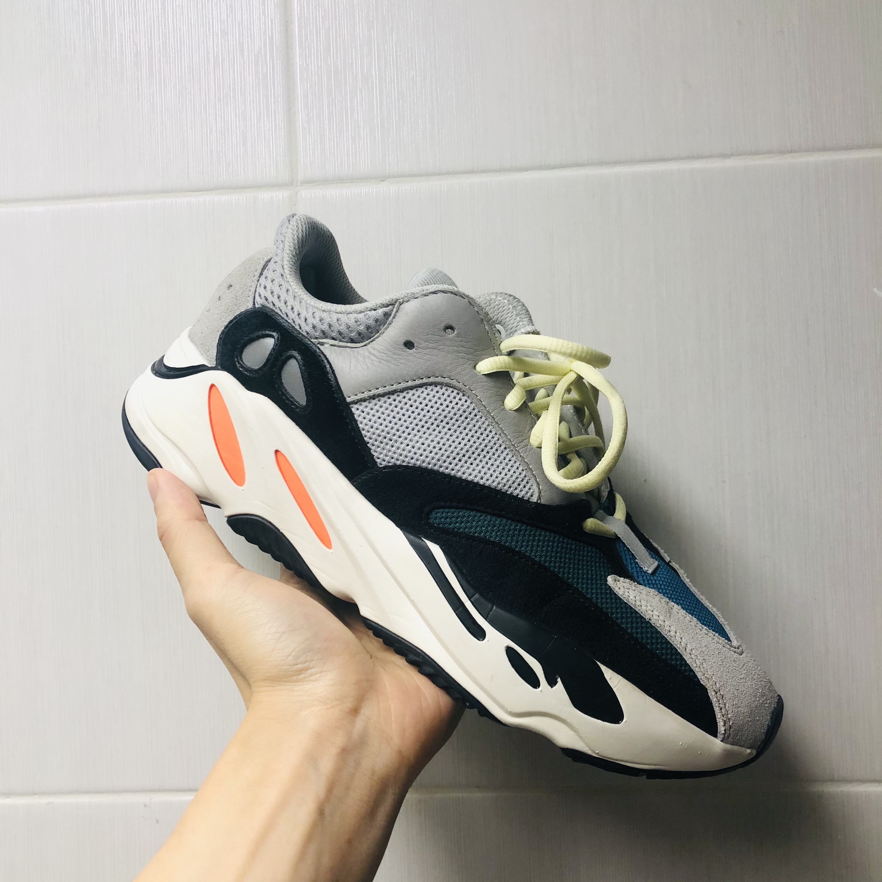 Adidas Yeezy Boost 700 Wave Runner Solid Grey 2017/2019 착용 스타일