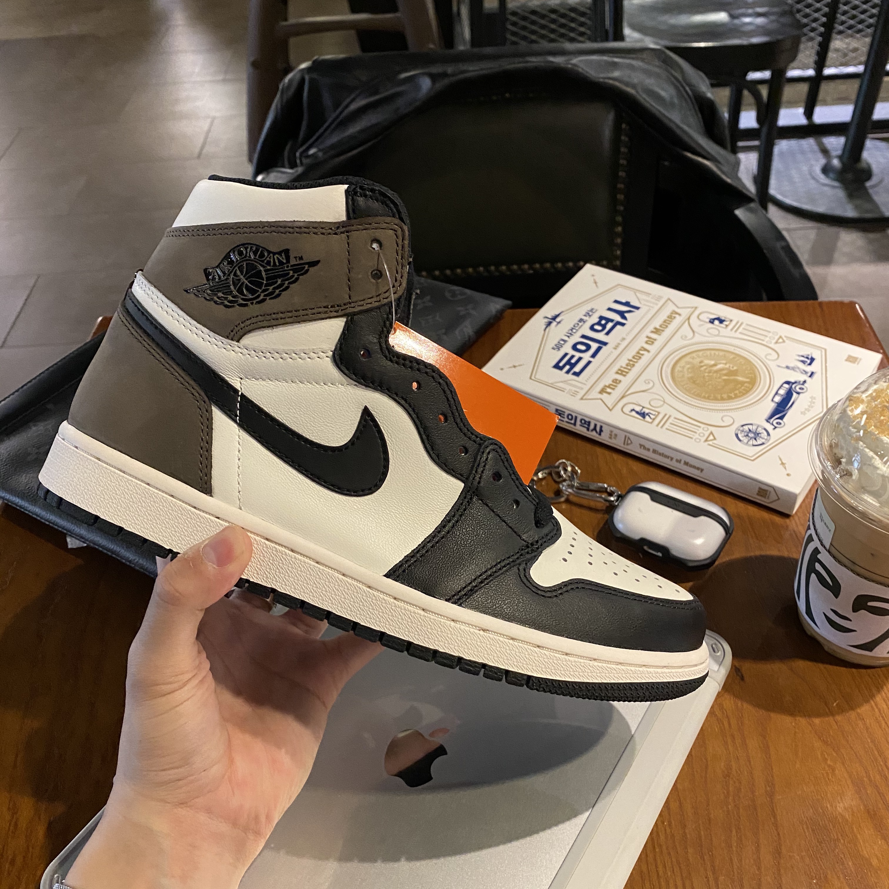 Jordan 1 Retro High OG Black Mocha 착용 스타일