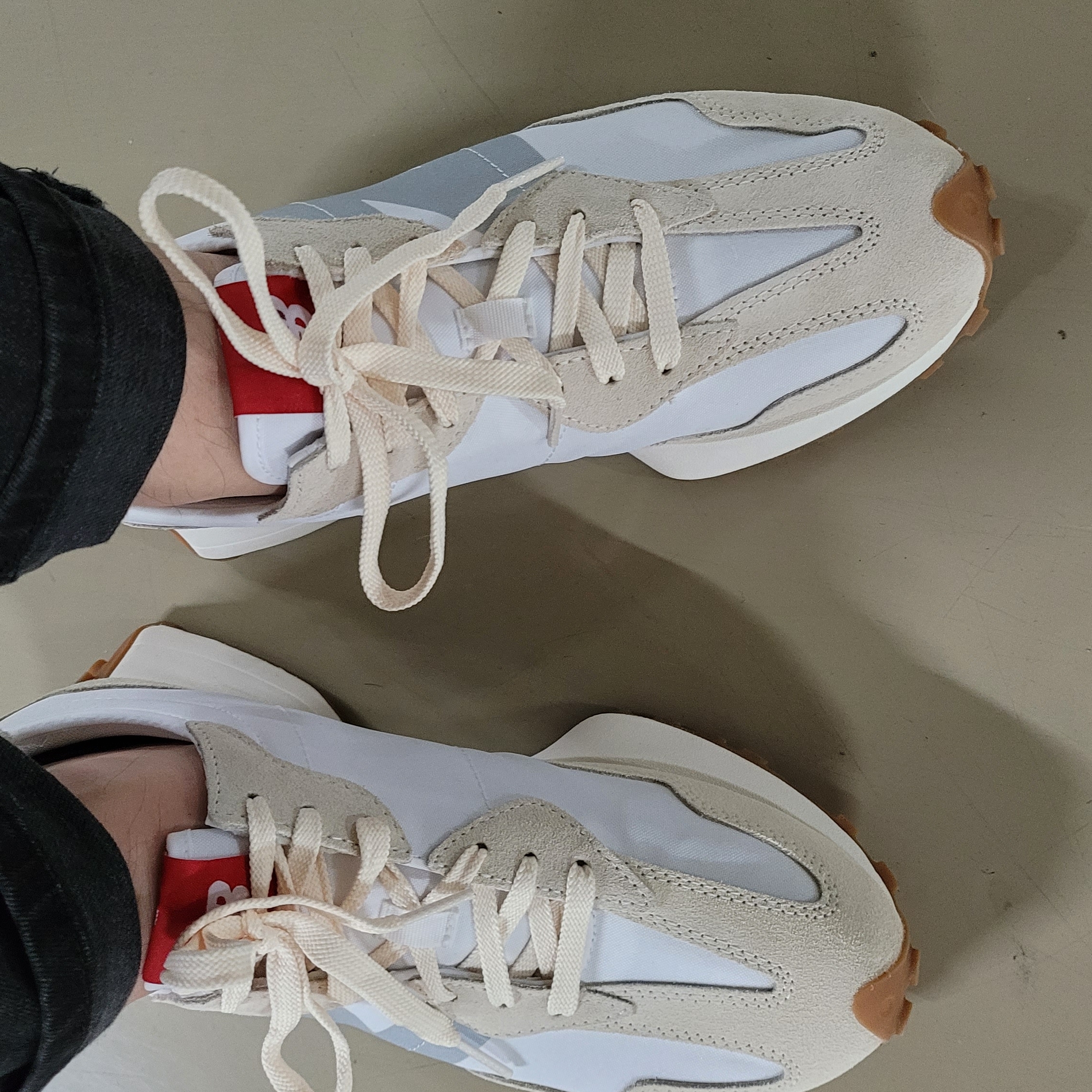 New Balance 327 White Silver Gum 착용 스타일