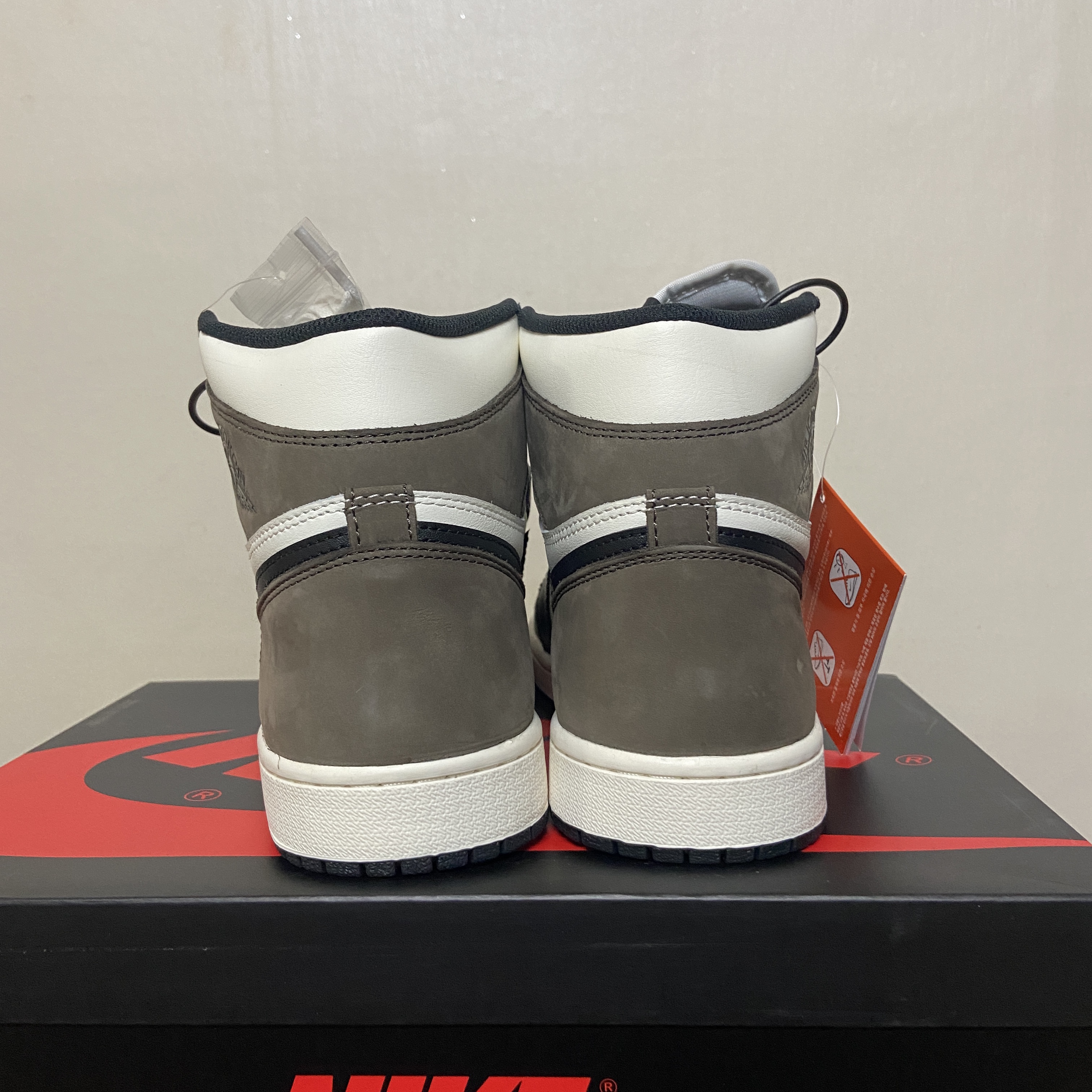 Jordan 1 Retro High OG Black Mocha 착용 스타일 - 3