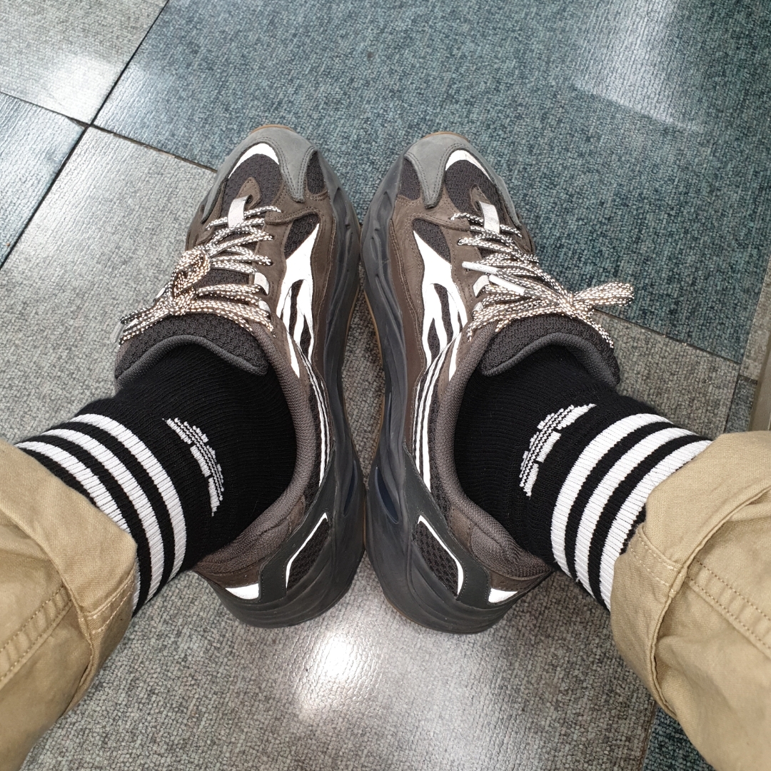 Adidas Yeezy Boost 700 V2 Geode 착용 스타일