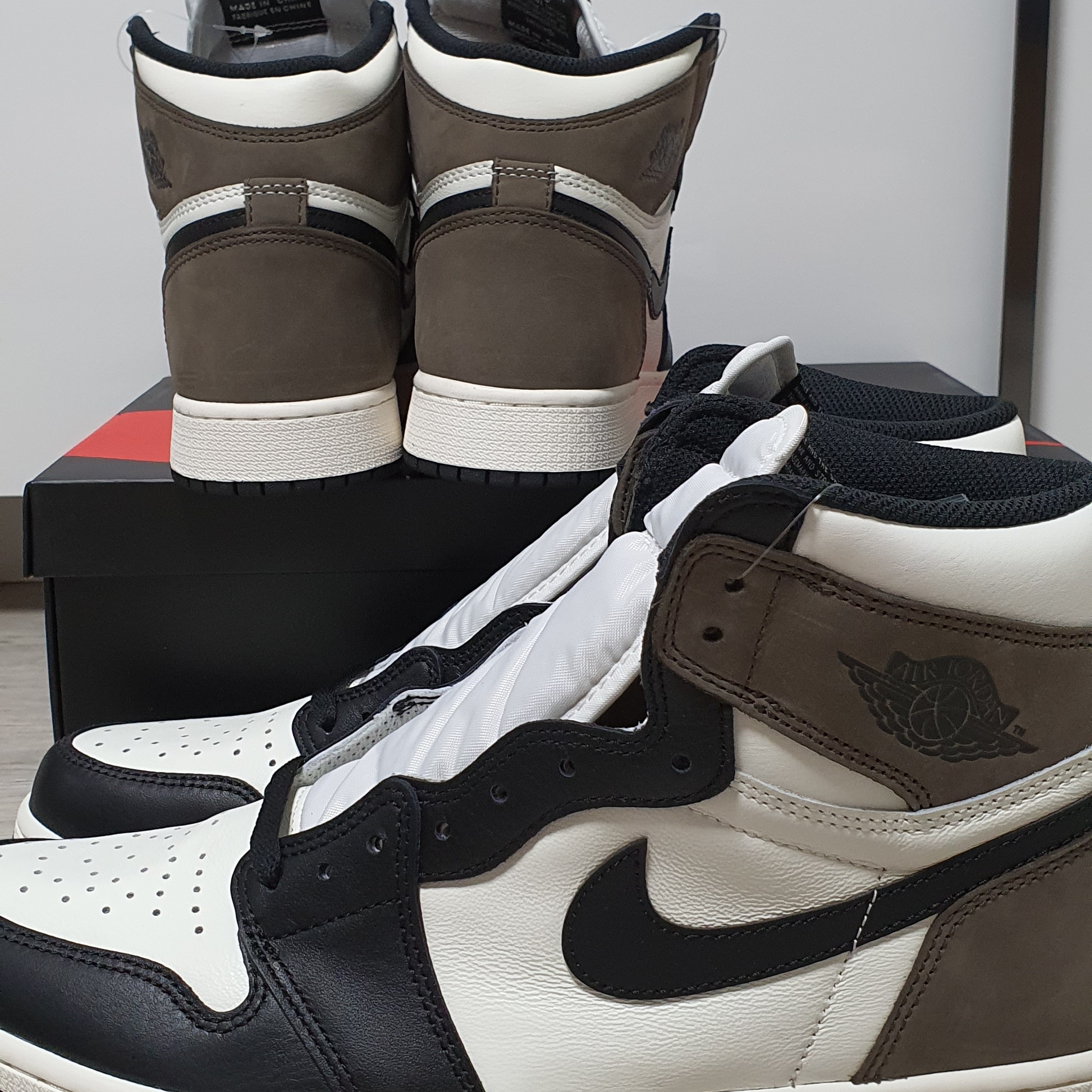 Jordan 1 Retro High OG Black Mocha 착용 스타일 - 2