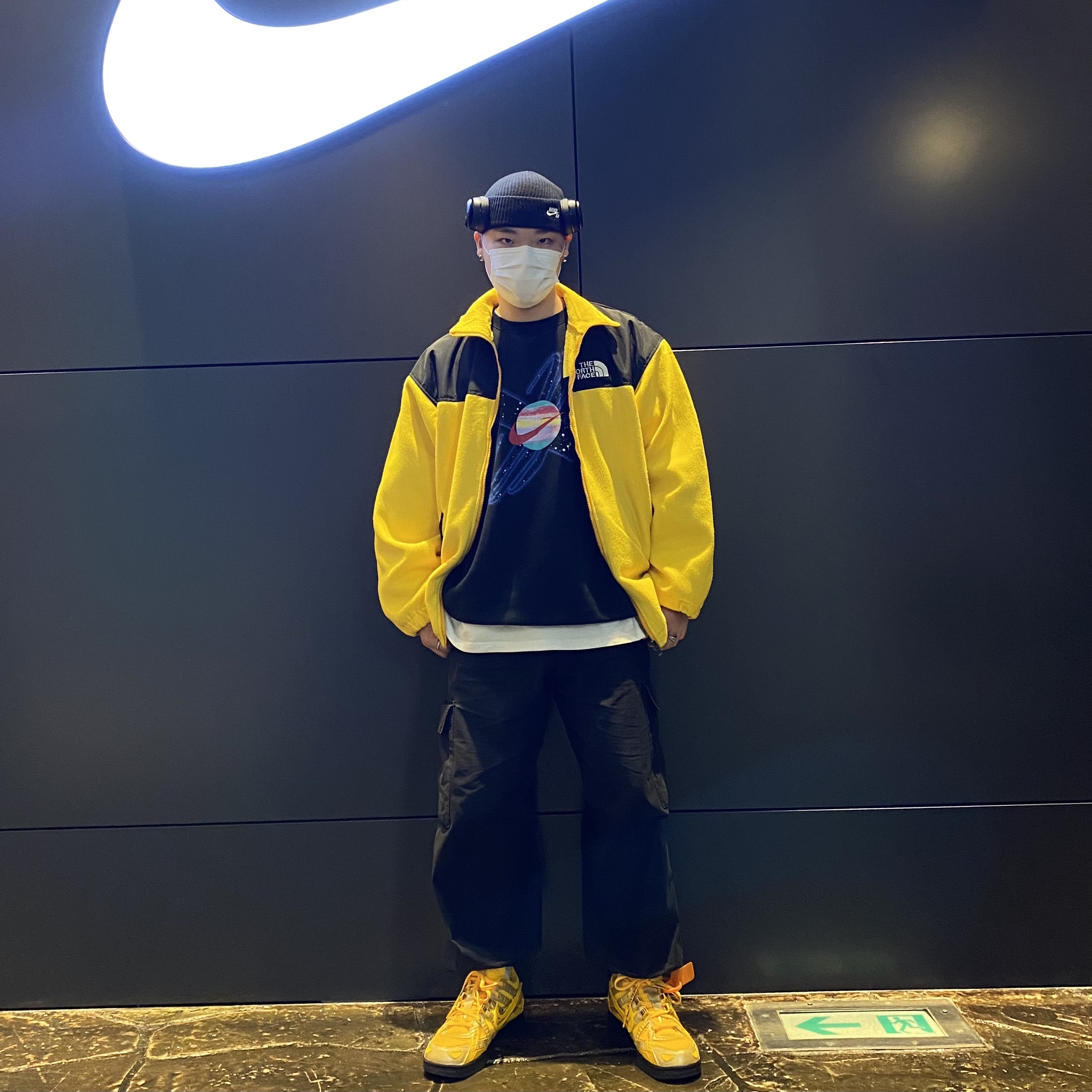 Nike x Off-White Air Rubber Dunk University Gold 착용 스타일
