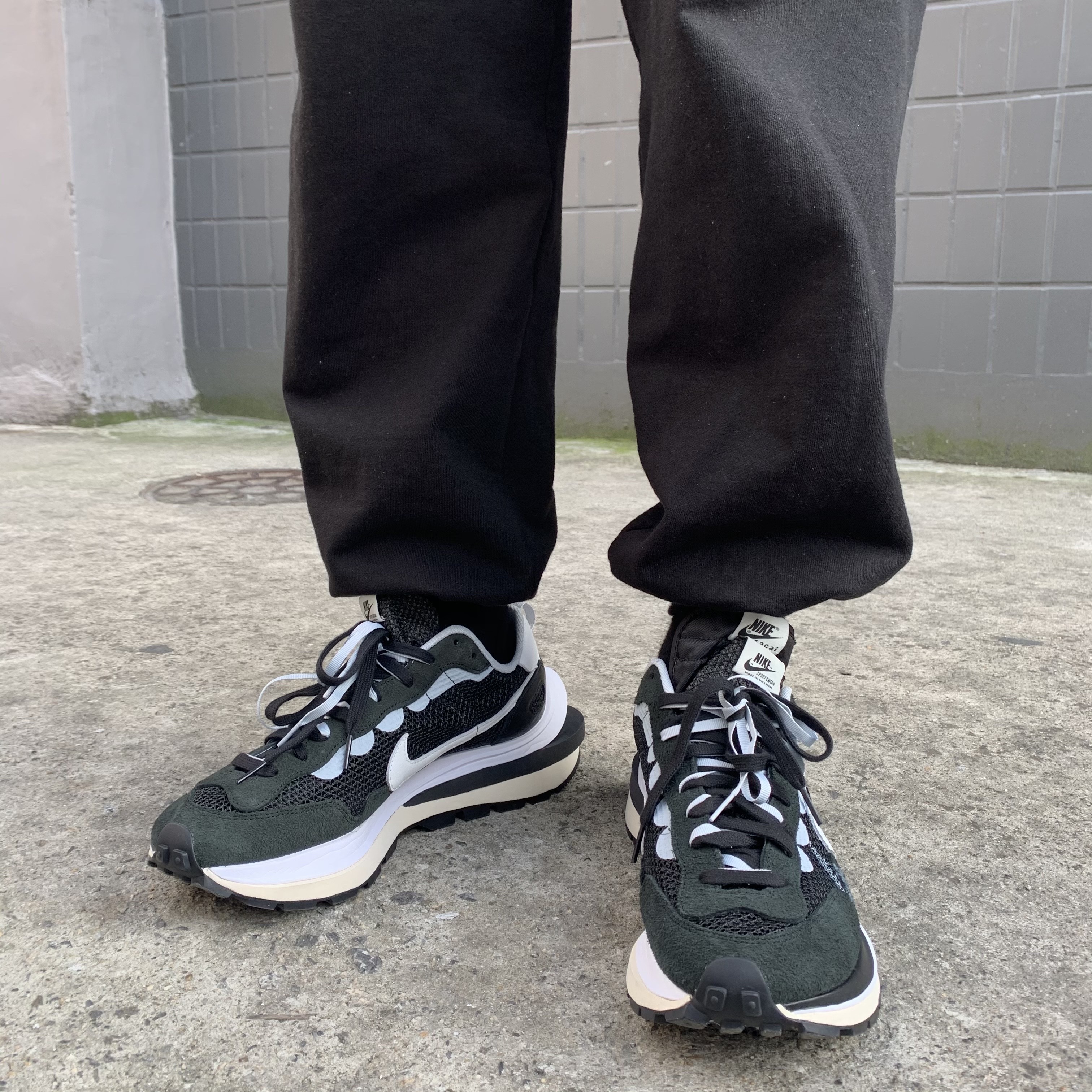Nike x Sacai VaporWaffle Black White 착용 스타일 - 2