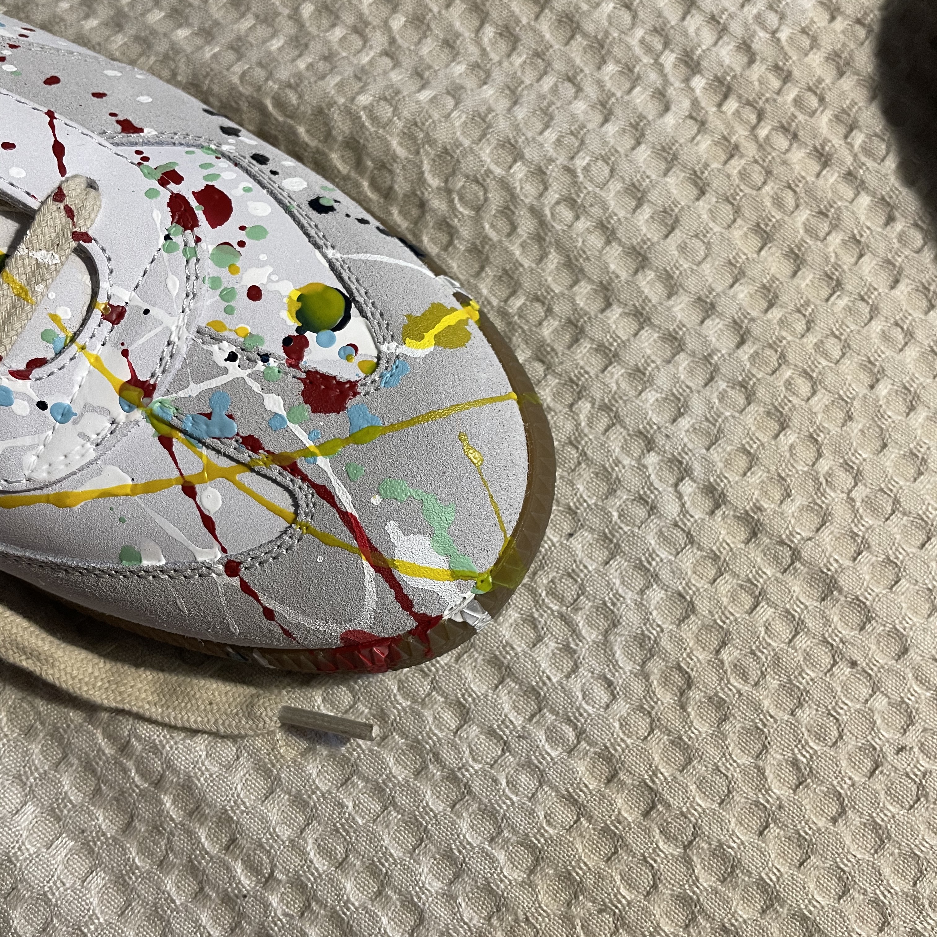 Maison Margiela Replica Paint Drop Sneakers 착용 스타일
