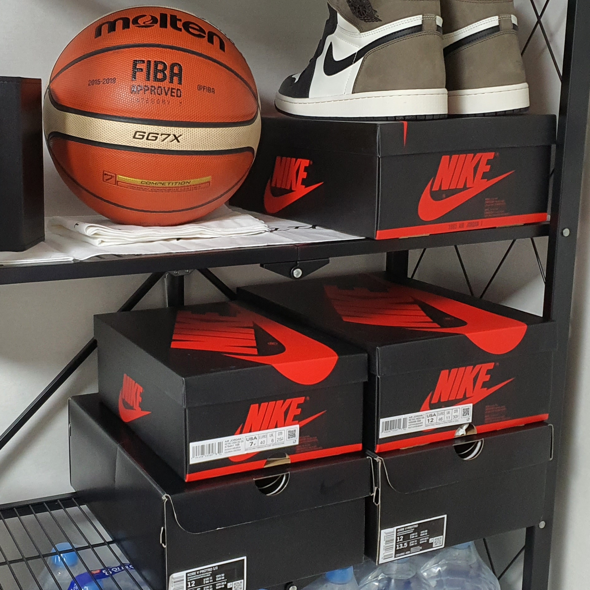 Jordan 1 Retro High OG Black Mocha 착용 스타일 - 3