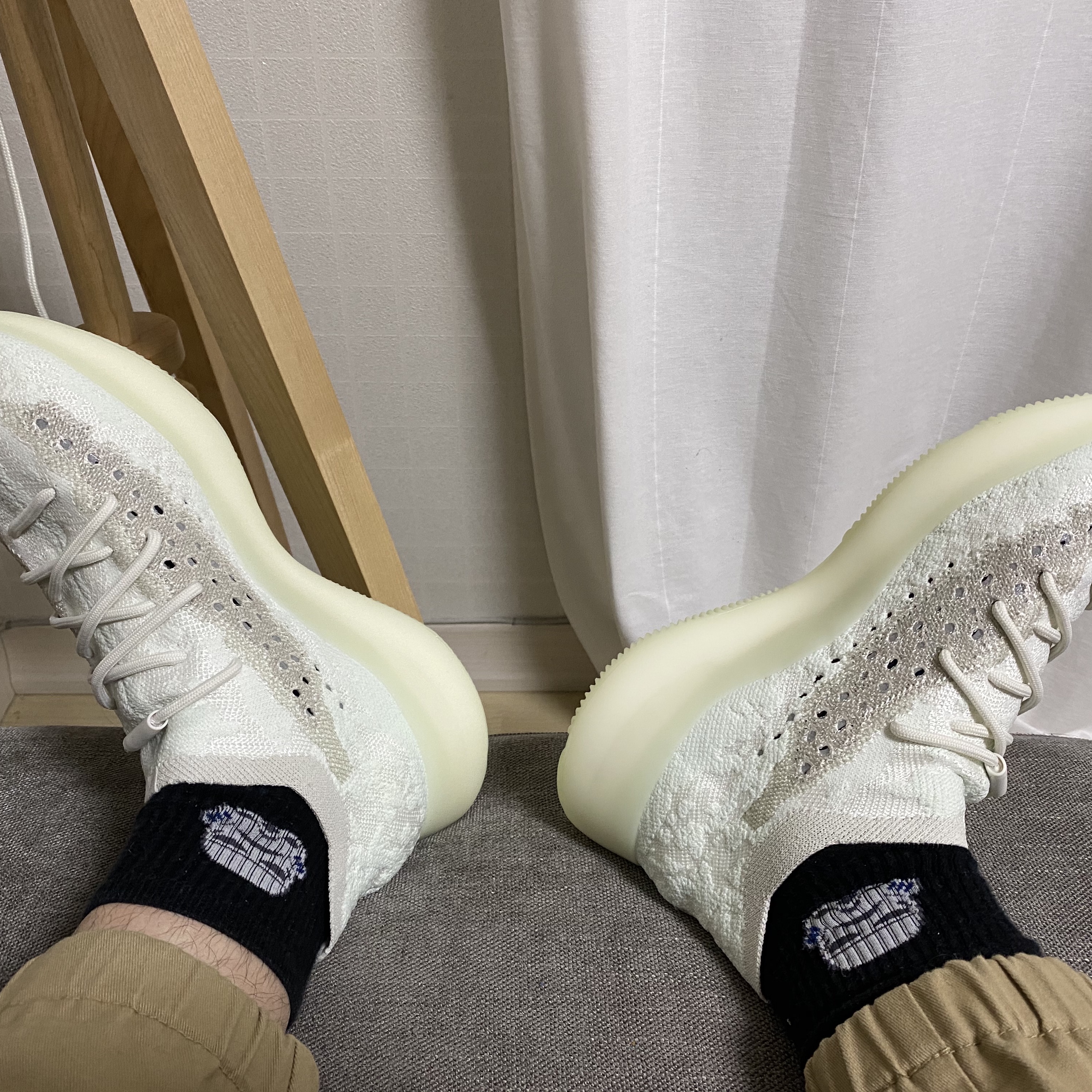 Adidas Yeezy Boost 380 Calcite Glow 착용 스타일 - 1