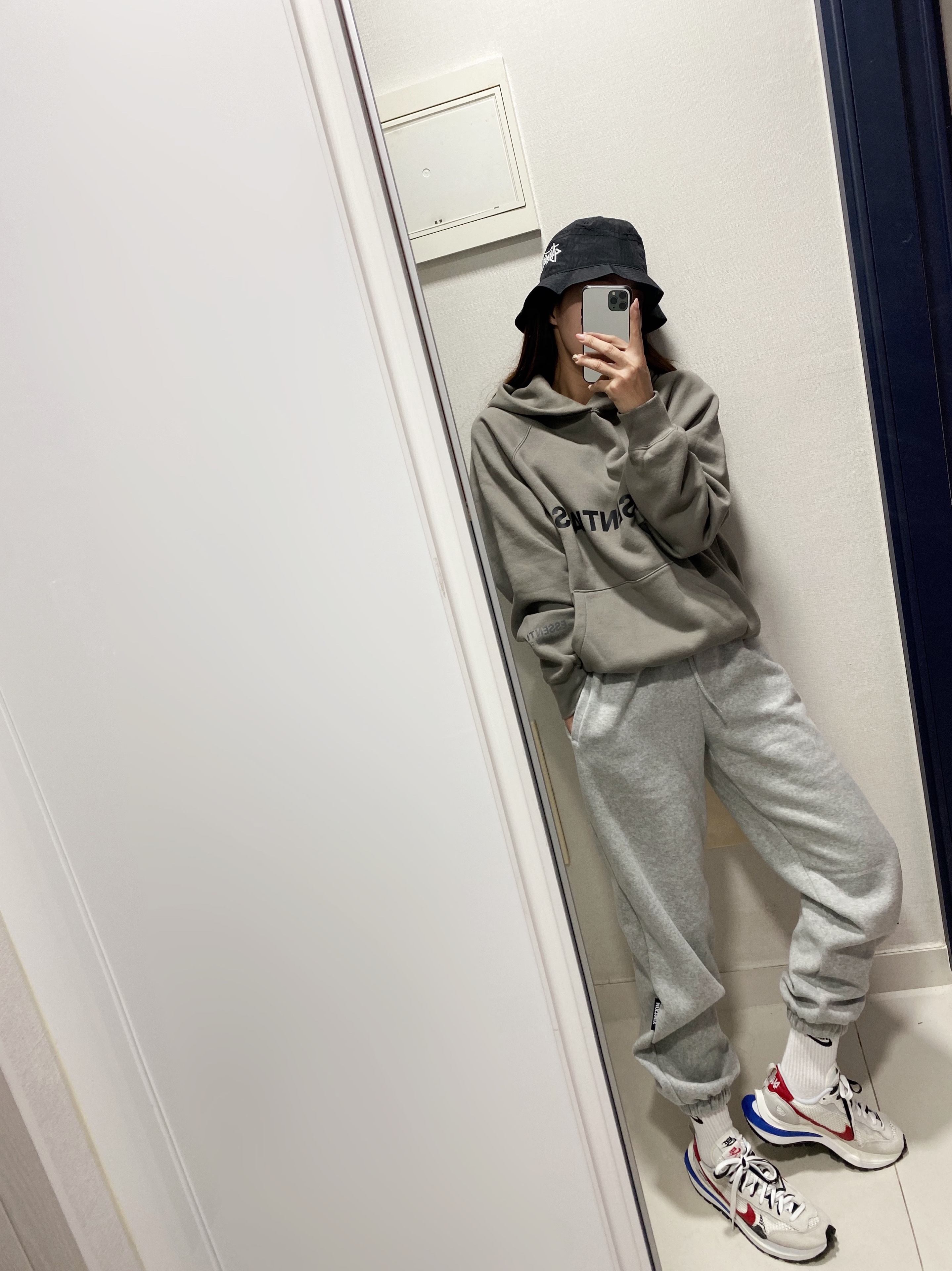 Nike x Sacai VaporWaffle Royal Fuchsia, Essentials 3D Silicon Applique Pullover Hoodie Gray Flannel/Charcoal - 20SS 착용 스타일 - 1