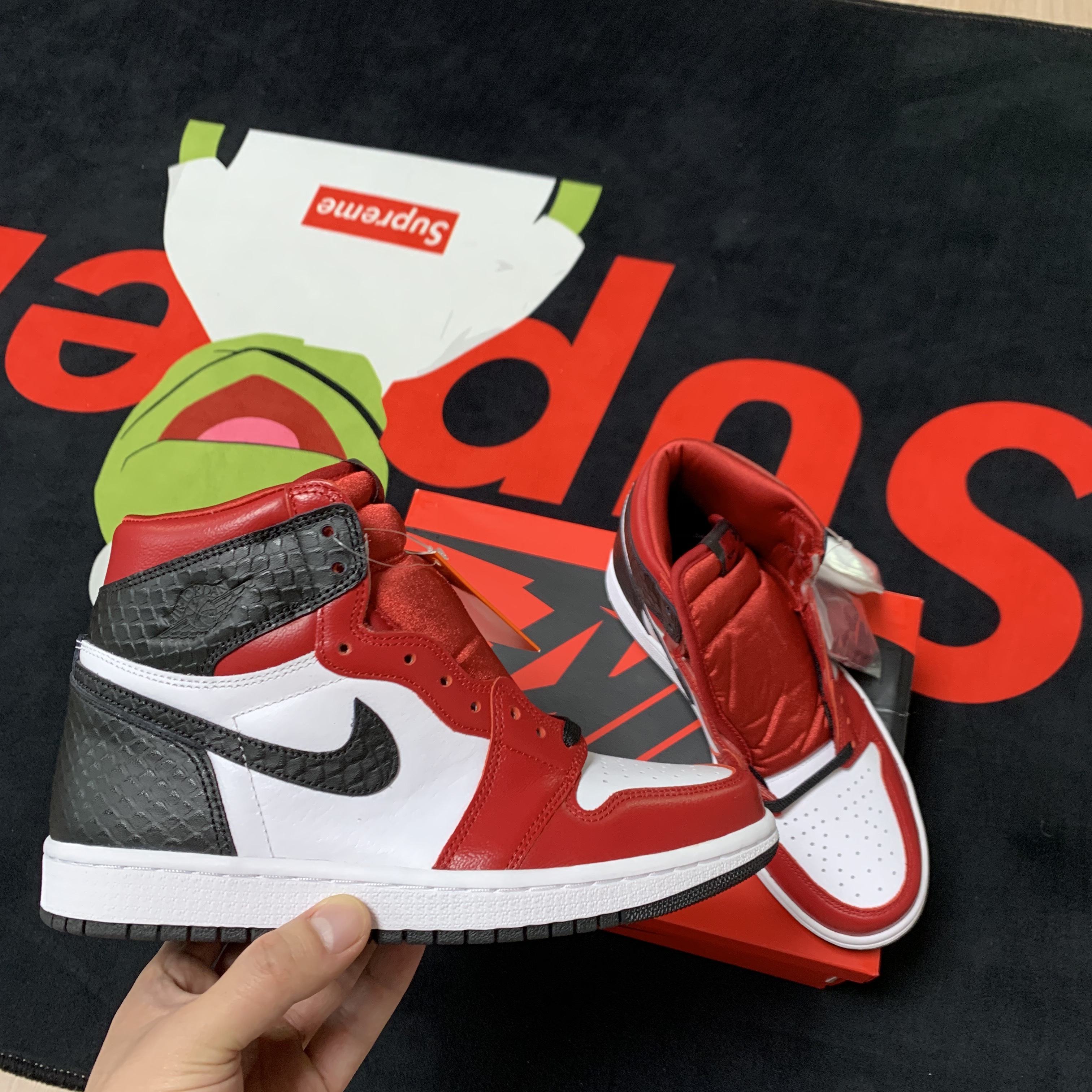 (W) Jordan 1 Retro High Satin Red 착용 스타일