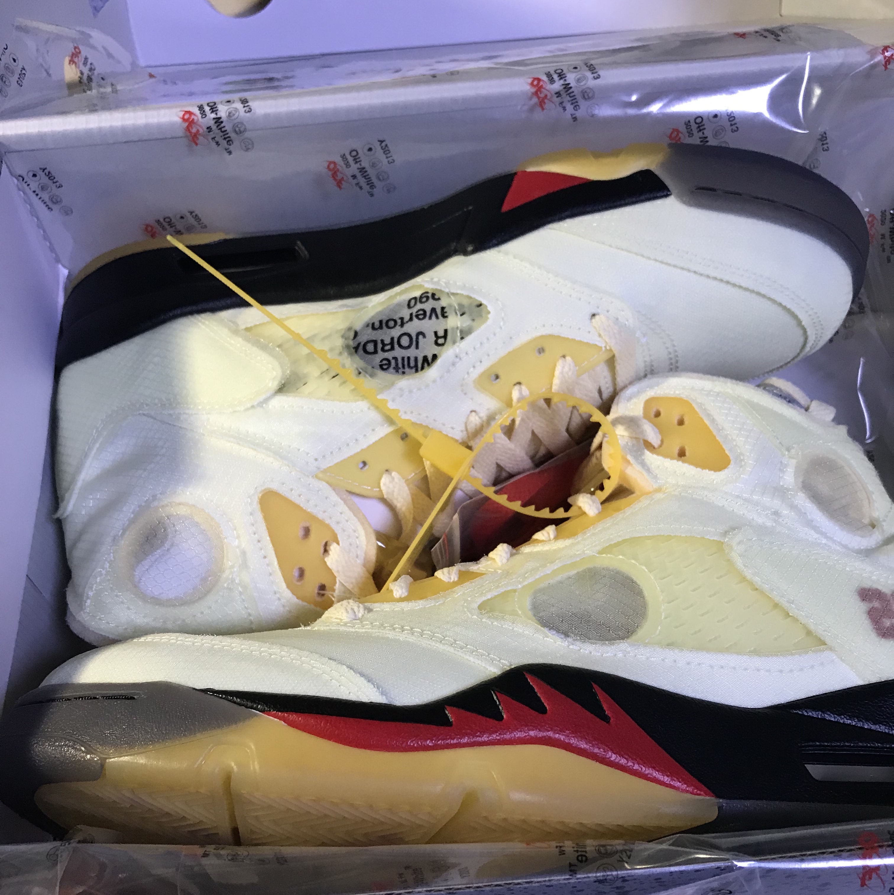 Jordan 5 x Off-White Retro SP Sail Fire Red 착용 스타일