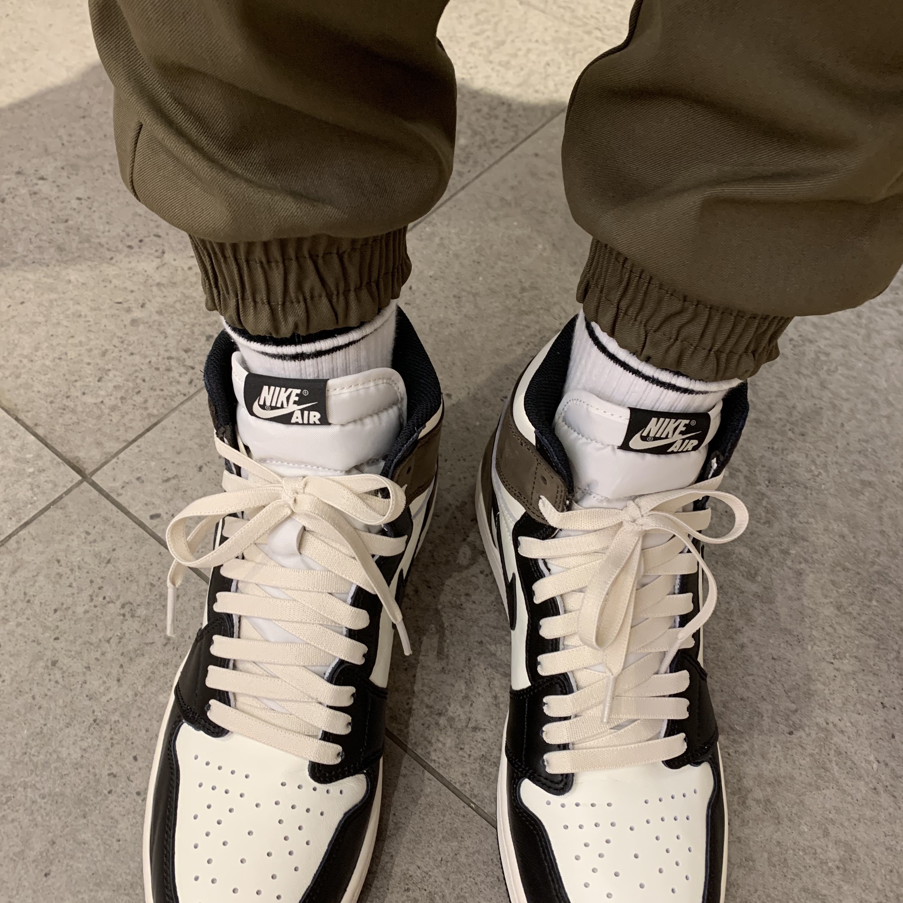 Jordan 1 Retro High OG Black Mocha 착용 스타일 - 2