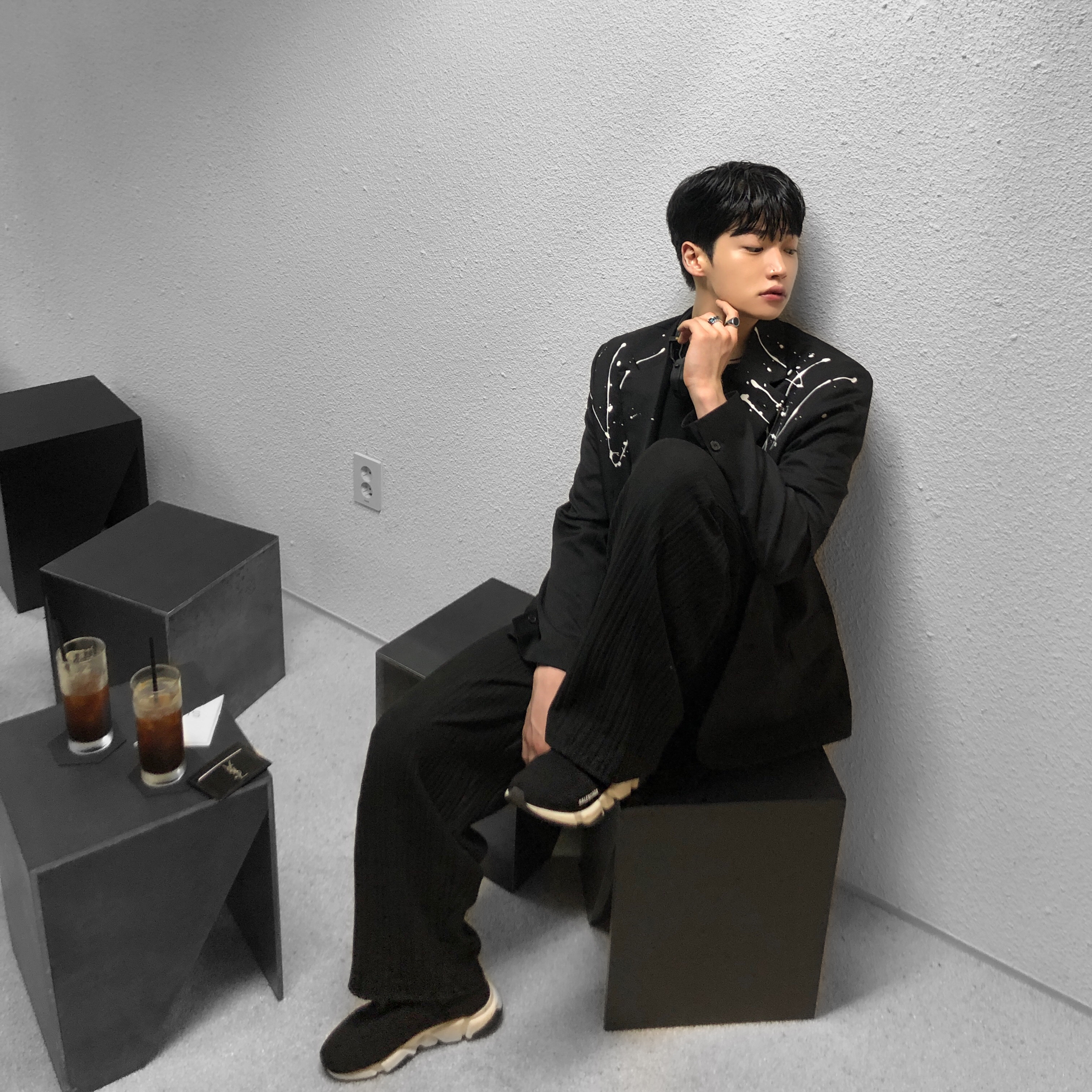 (W) Balenciaga Speed Trainer Black White 2020 착용 스타일 - 3