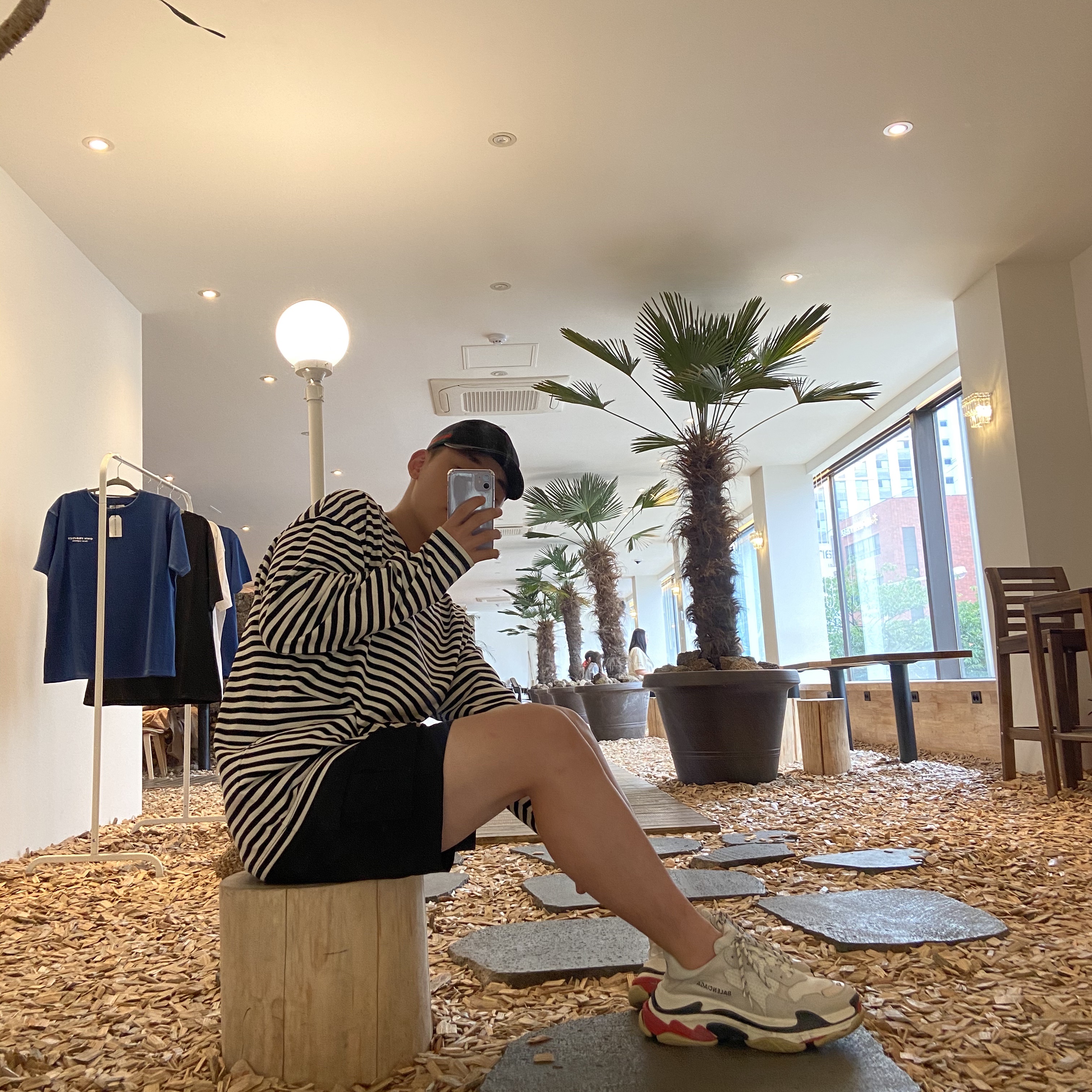 Balenciaga Triple S White Black Red 2019 착용 스타일