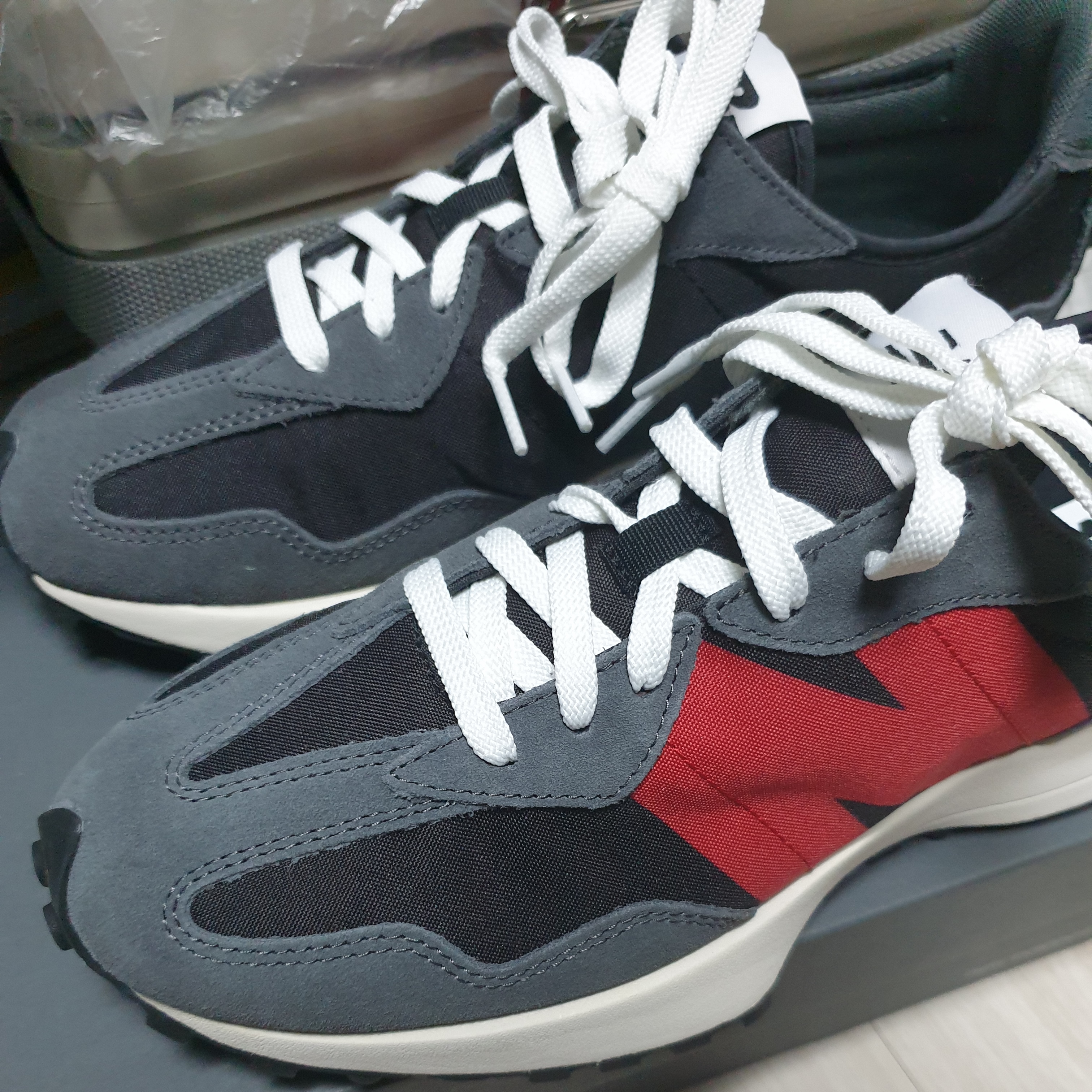 New Balance 327 Magnet Team Red 착용 스타일