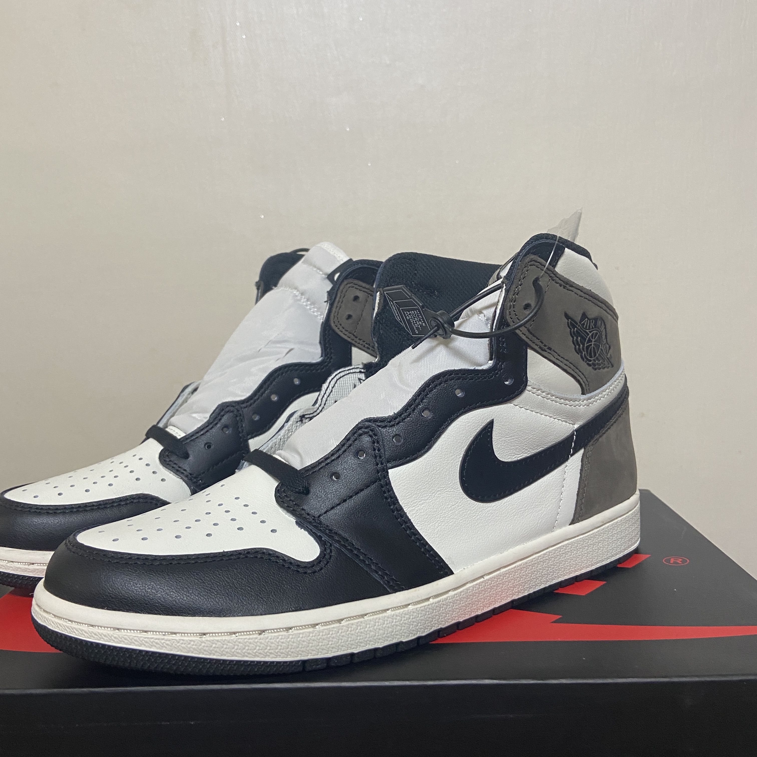 Jordan 1 Retro High OG Black Mocha 착용 스타일 - 1